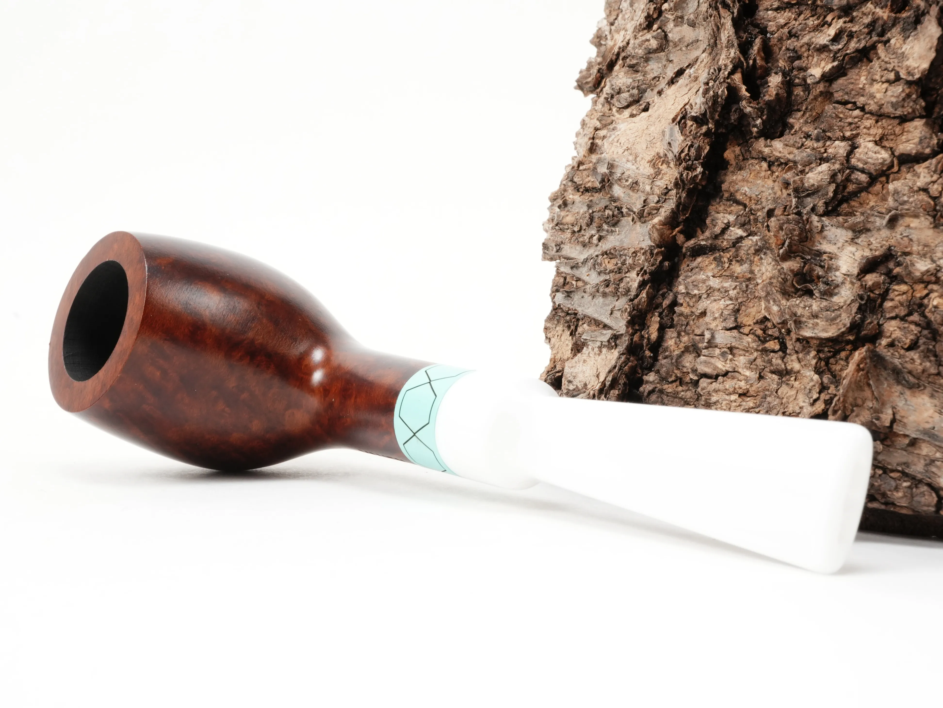 Vauen VELA 2403 Billiard-Pfeife liegend von schräg hinten mit türkisgrünem Ring im Sechseckmuster und weißem Acrylmundstück
