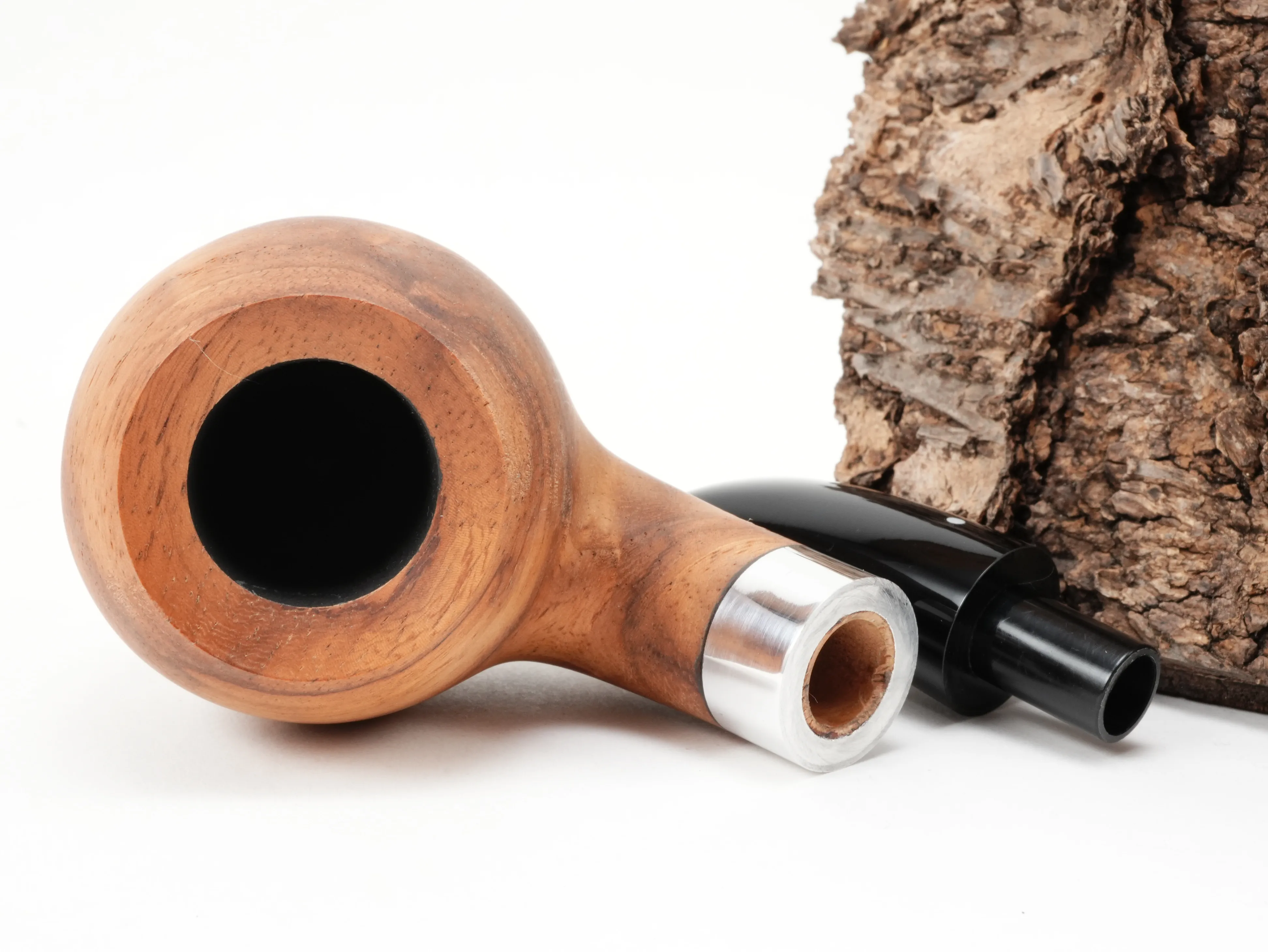 Zerlegte Vauen AMBA 119 Bent-Classic-Pfeife aus Amboina-Maserholz mit Blick auf den Aluminiumring, die 9mm Filterbohrung und den Mundstückzapfen