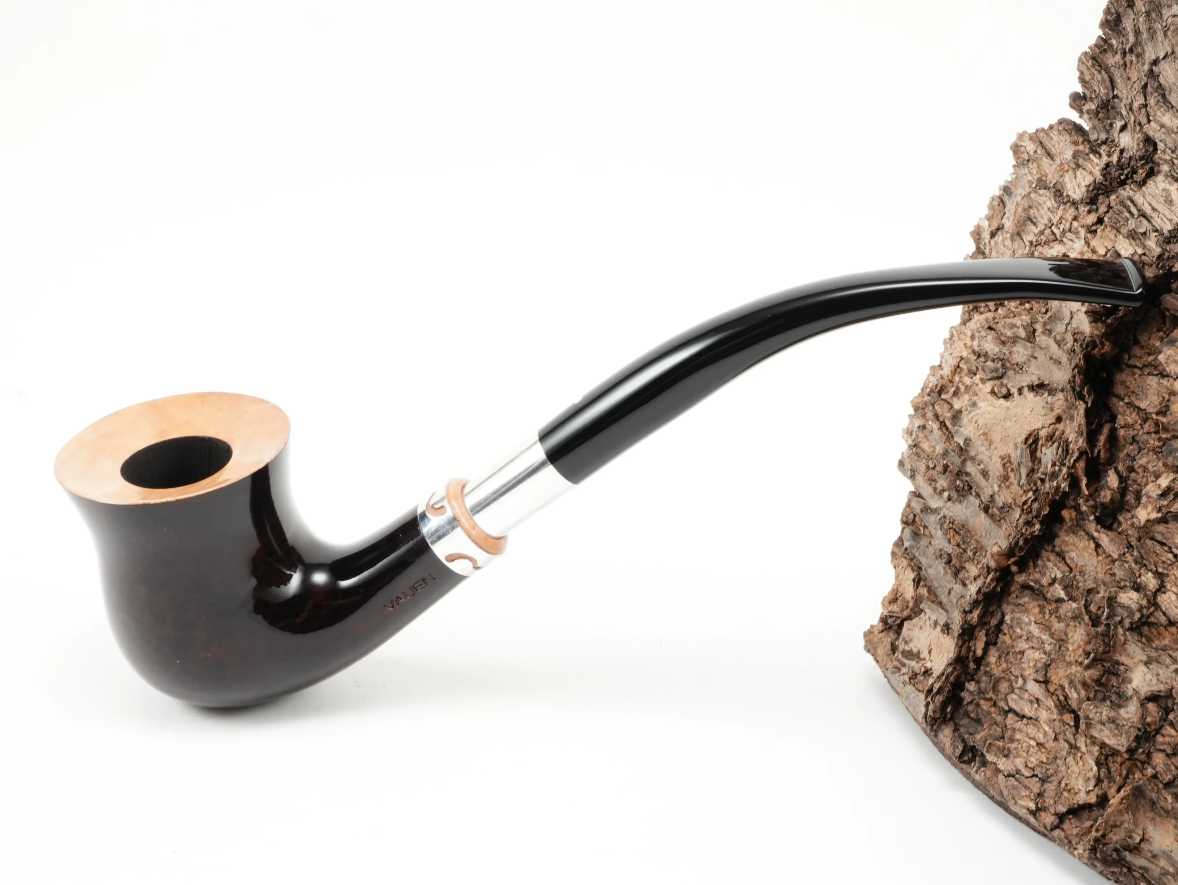 Dunkelrote Vauen YORKSHIRE 195 Bent-Freestyle-Pfeife mit naturbelassenem Rand, Zierring und langem schwarzen Steckermundstück – Titelbild schräg von oben