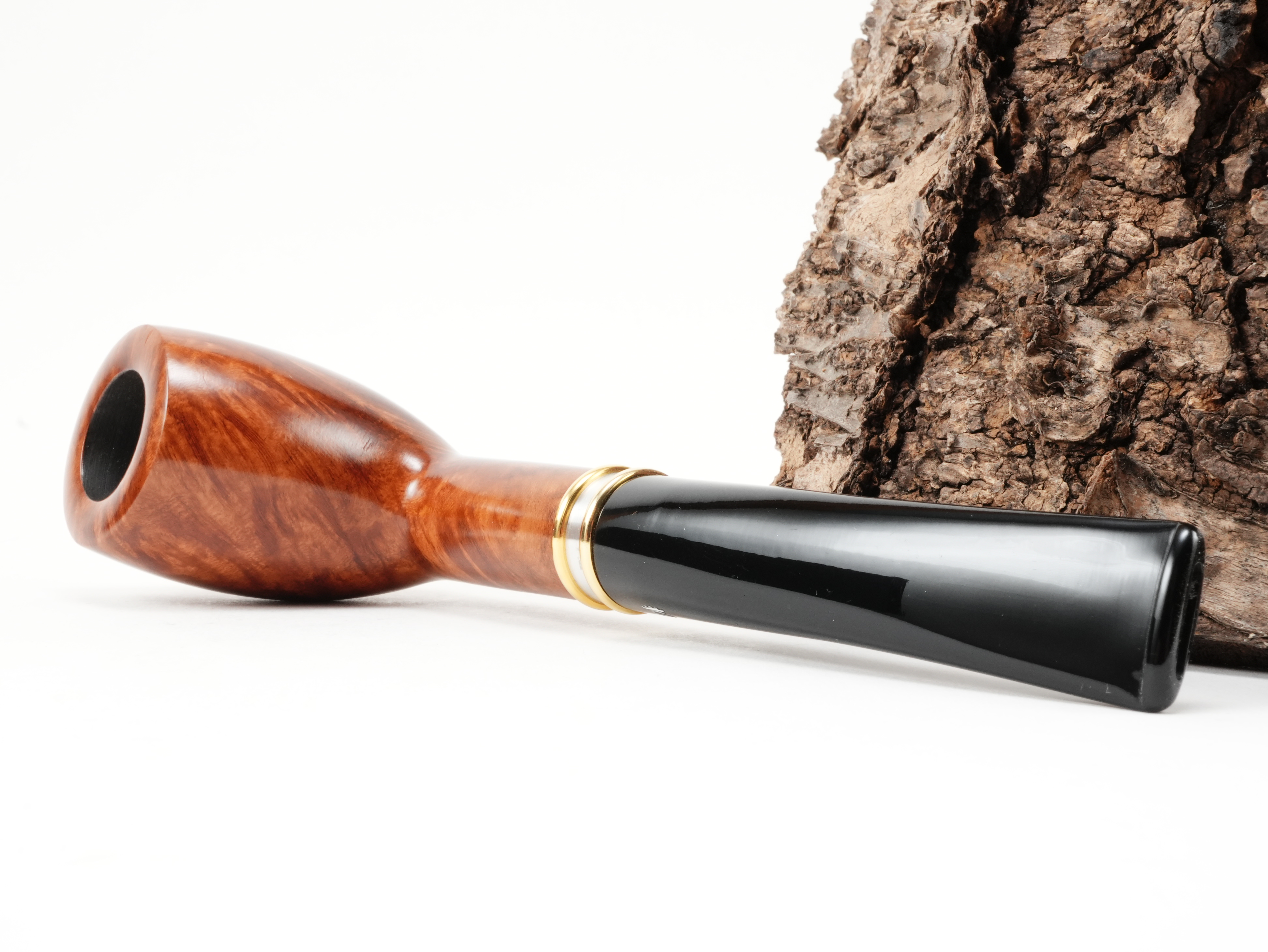 Stanwell H.C. Andersen Light 1 Pfeife liegend von schräg hinten mit glänzendem Metall-Zierring und hellem Holz