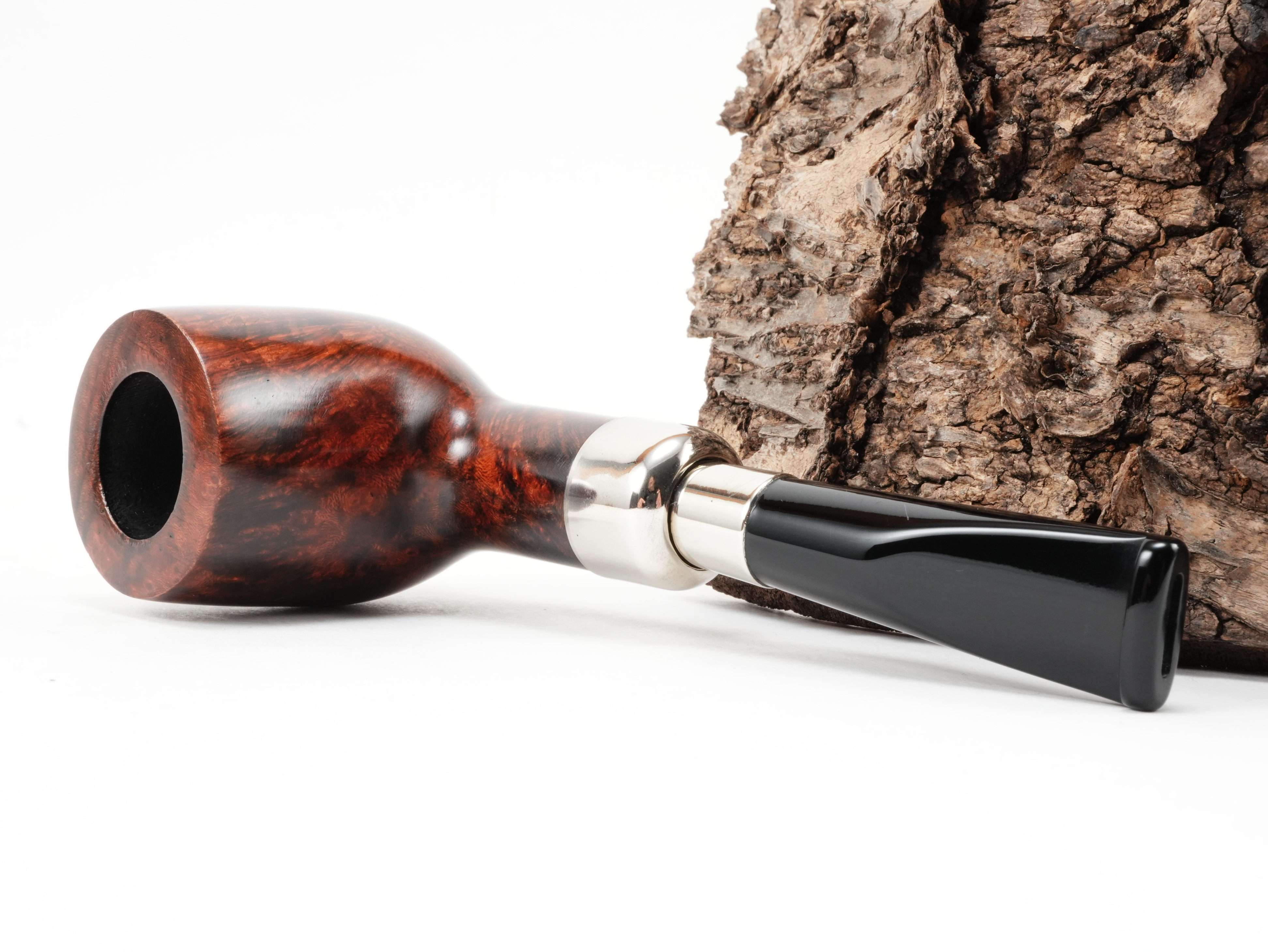 db Design Berlin Captain 050 Billiard Pfeife liegend von schräg hinten mit Fokus auf die glänzende Spigot-Metallverbindung