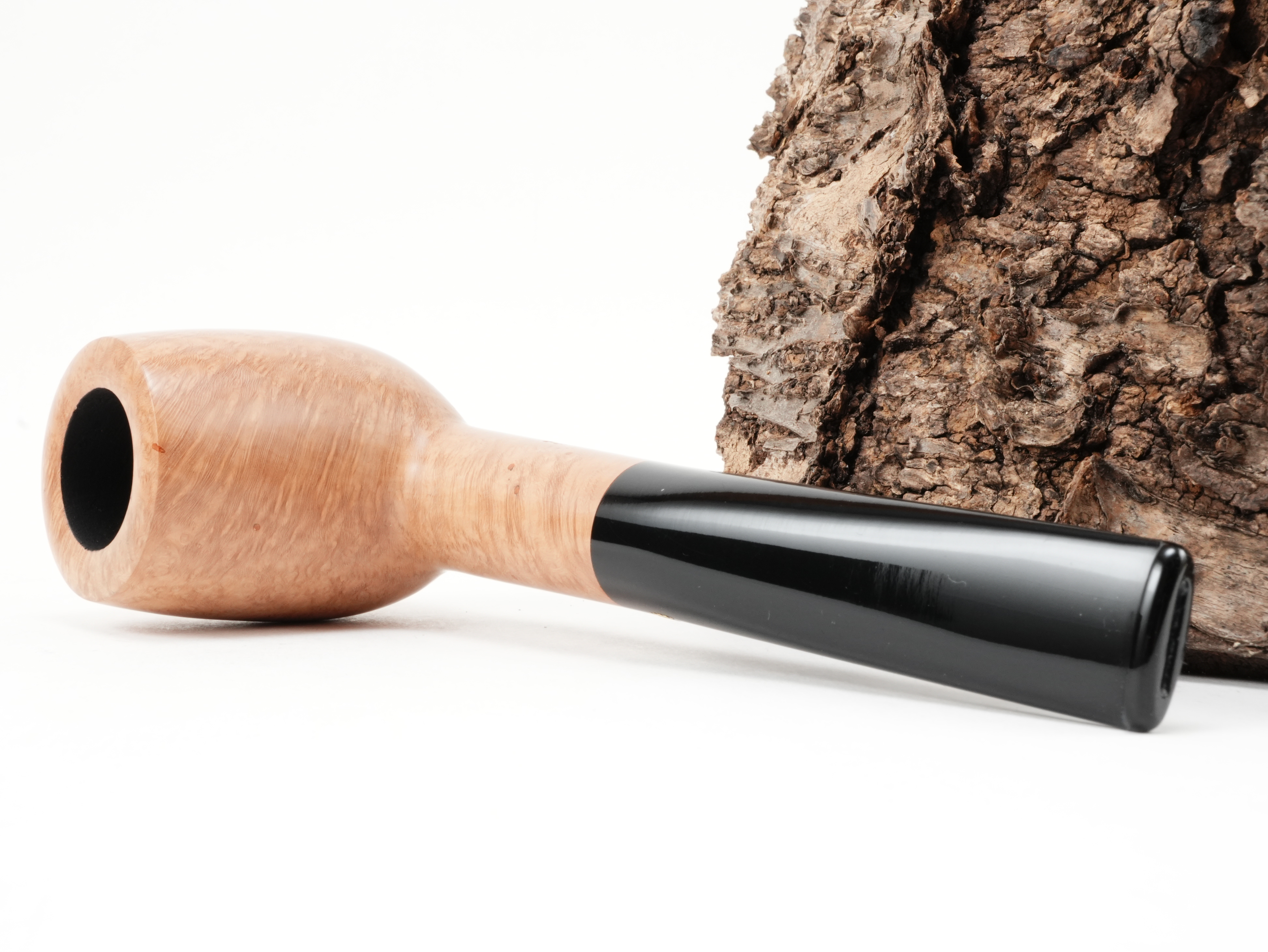 Stanwell Authentic Natural 88 gerade Pfeife liegend von schräg hinten mit Blick auf den naturbelassenen Holm