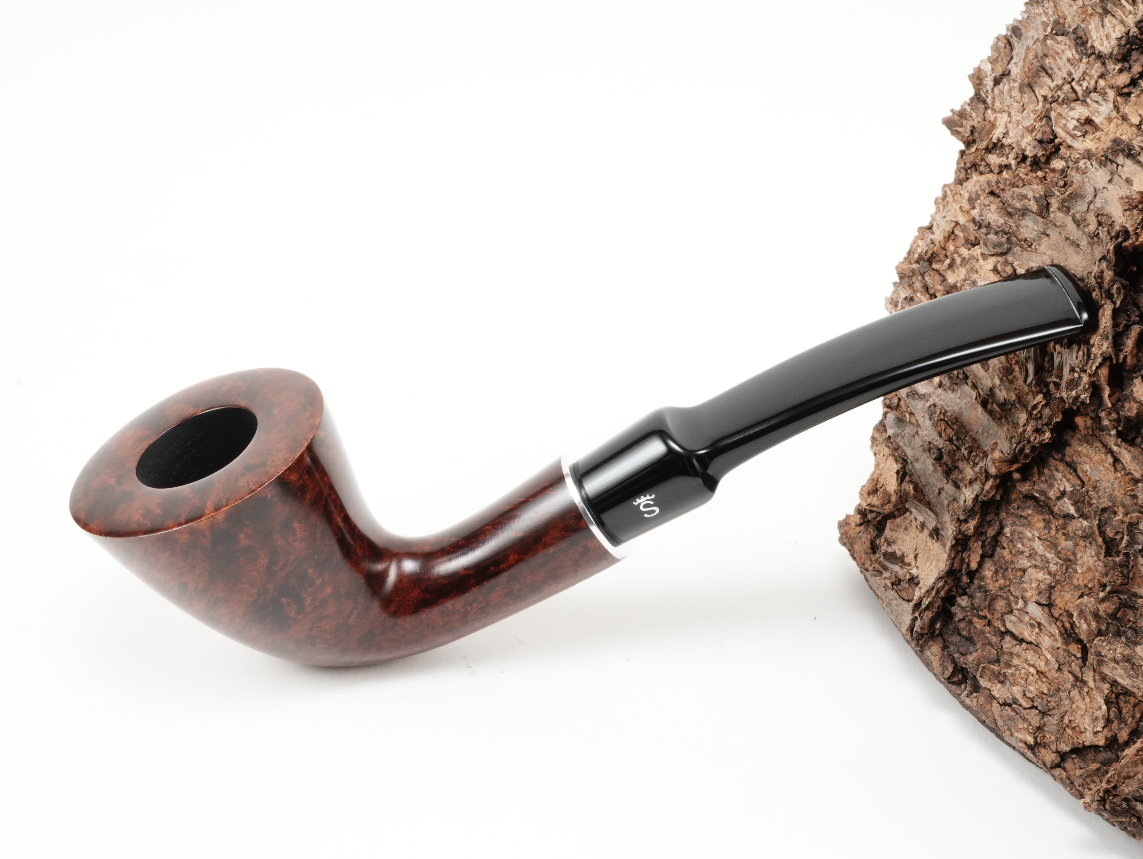 Dunkelbraune Stanwell H.C. Andersen Braun 6 Pfeife mit kurzem Acrylmundstück und Metallring – Titelbild schräg von oben