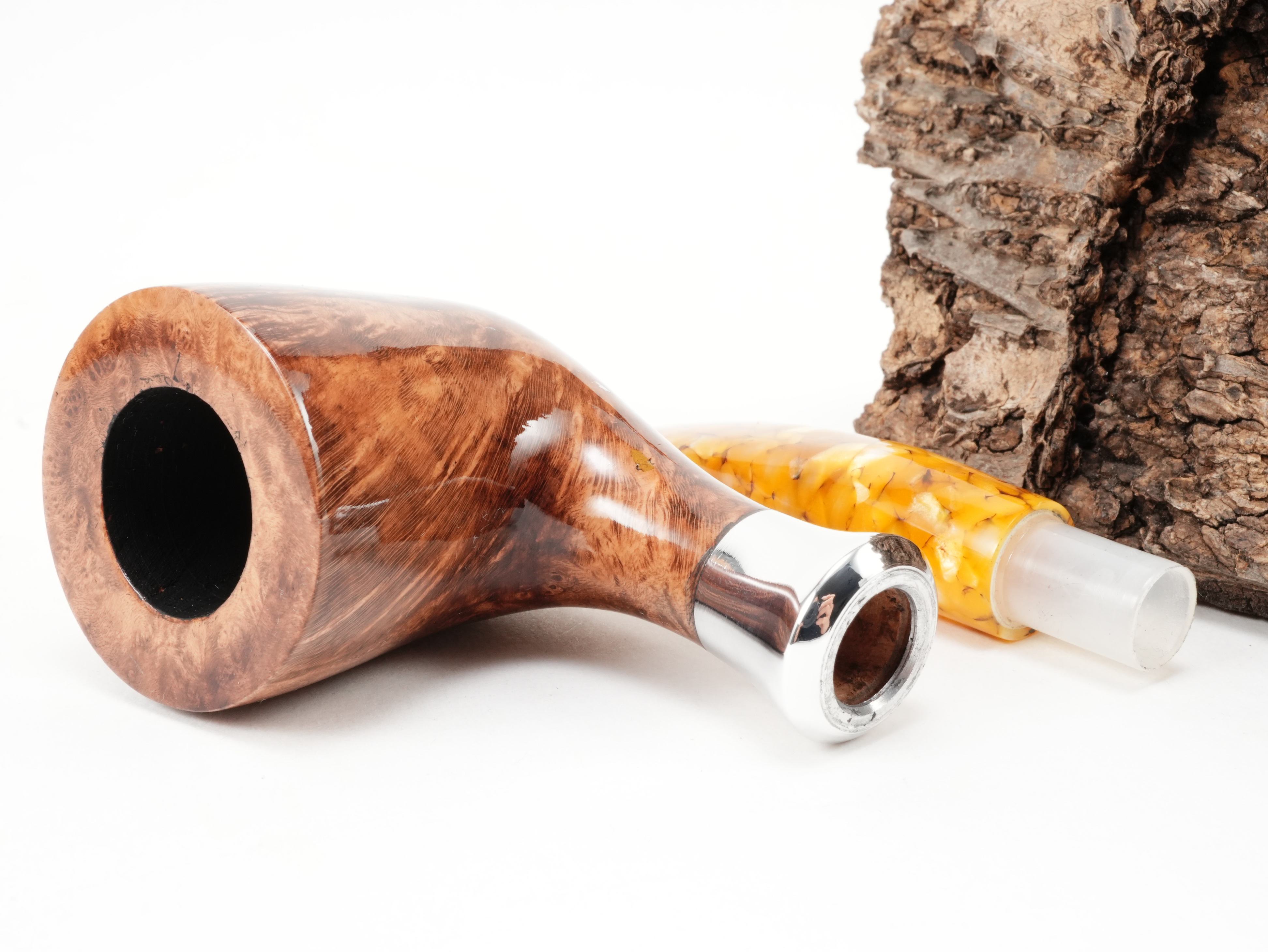 Zerlegte db Design Berlin Baltic Amber II 035 Pfeife mit Blick auf die 9mm Filterbohrung, den Metallring und den Zapfen des bernsteinfarbenen Mundstücks
