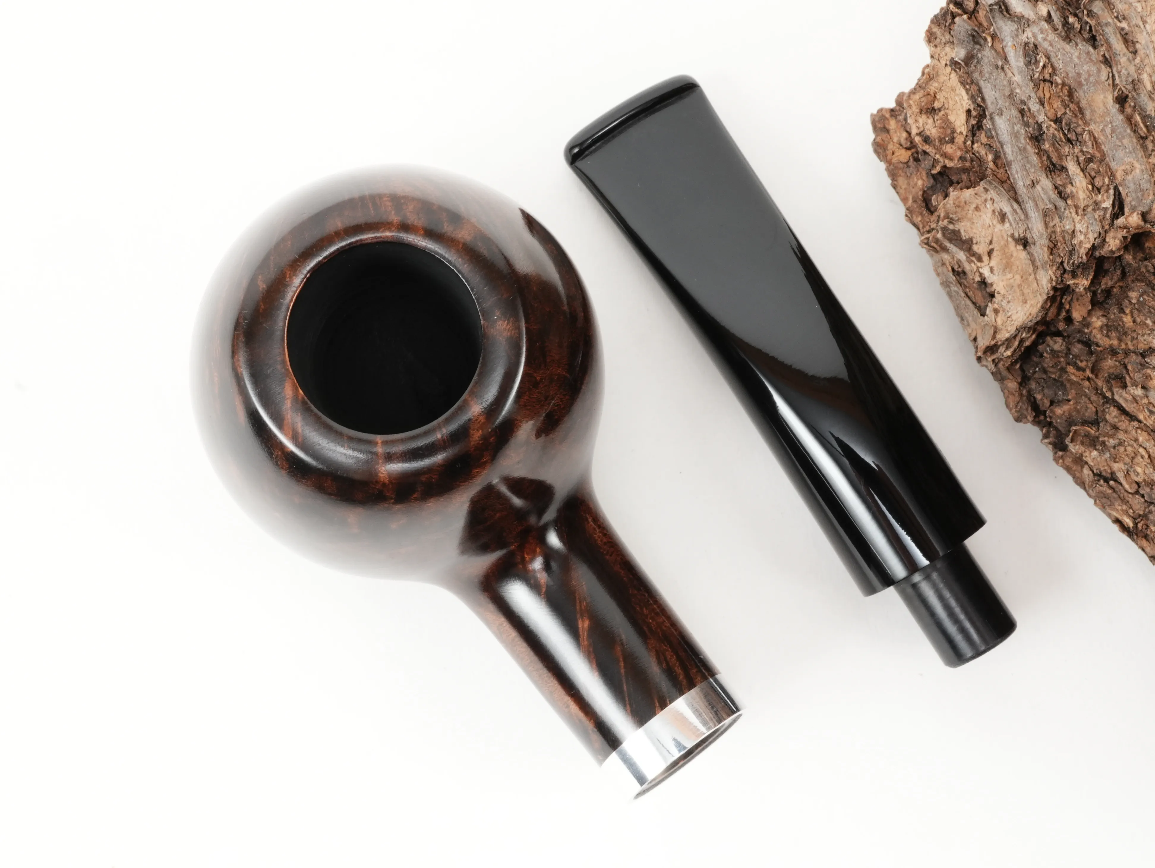 Draufsicht auf die zerlegte Stanwell København 109 Pfeife mit getrenntem glattem Brandy-Pfeifenkopf und schwarzem Mundstück