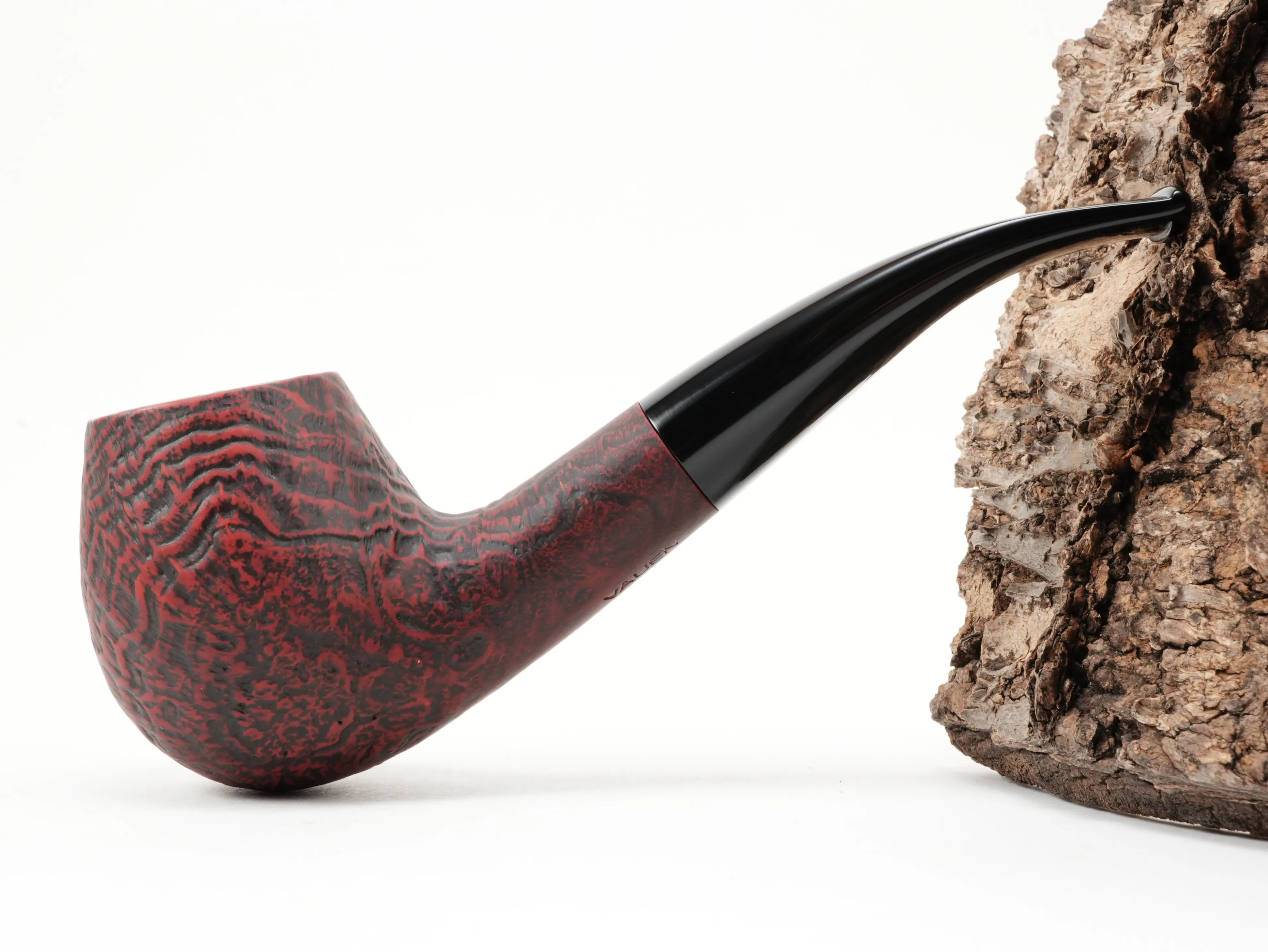 Seitenansicht der gebogenen Vauen SAVANNA 5761 Classic-Pfeife in feuerrot sandgestrahltem Finish