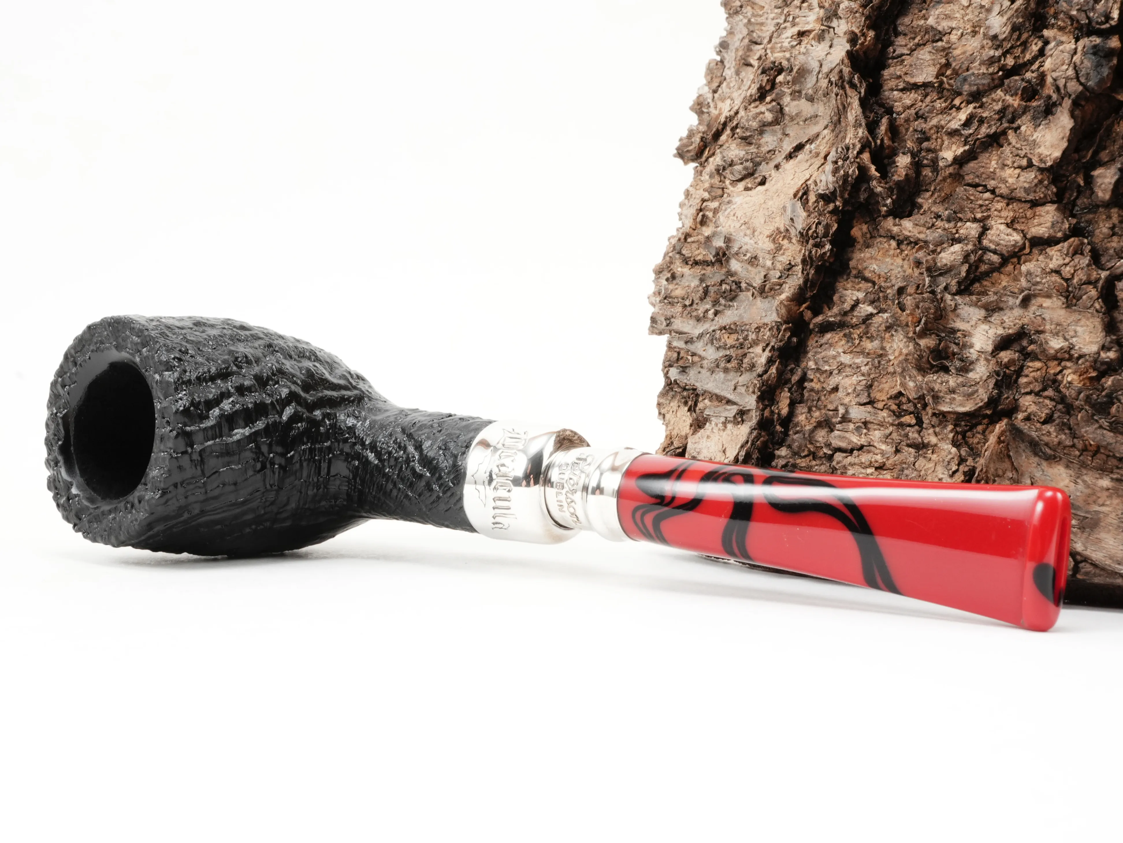 Peterson Dracula Spigot Sand 106 Billiard Pfeife liegend von schräg hinten mit Blick auf die Dracula-Gravur mit Fledermaus am Holmsilber