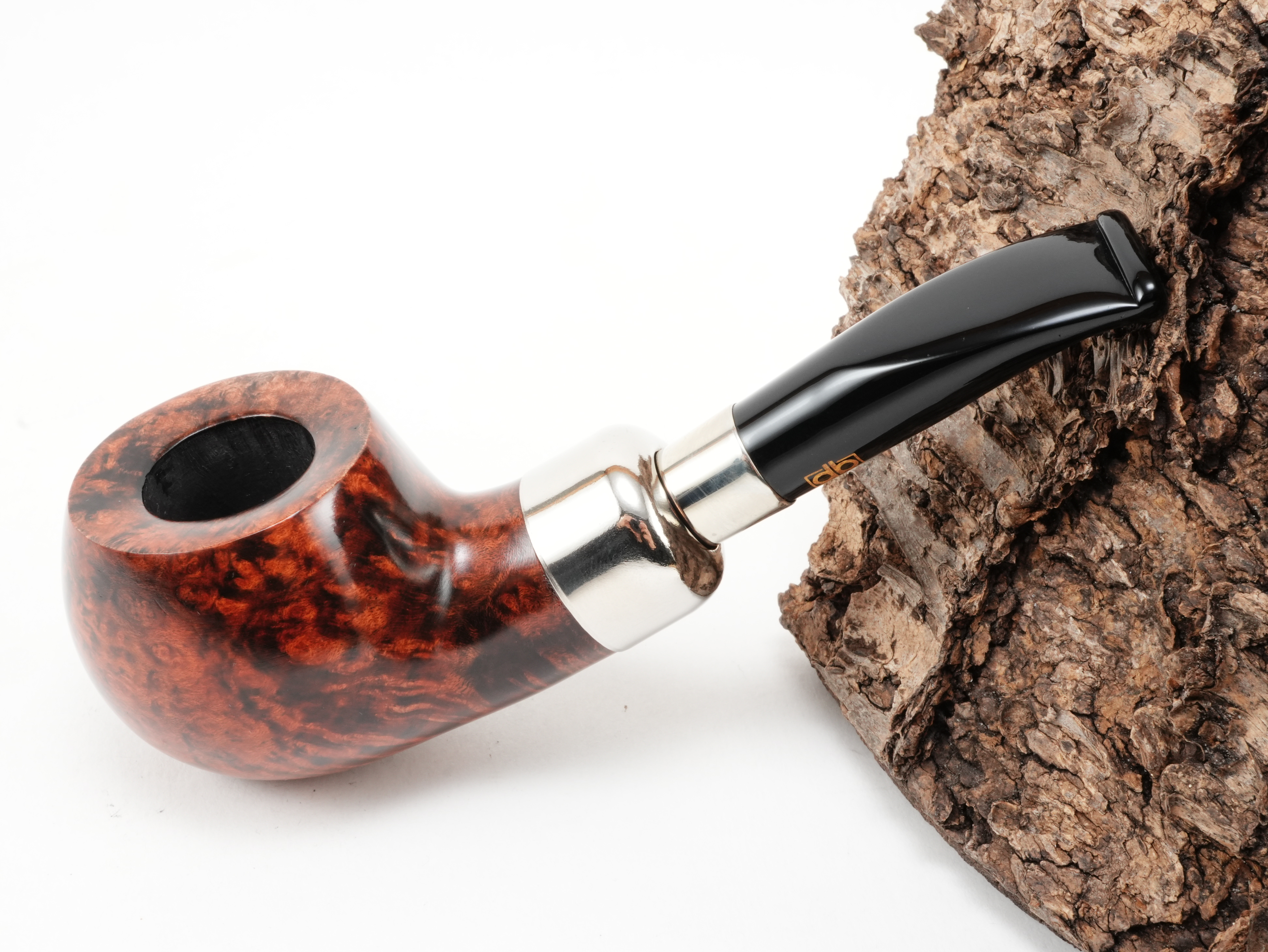 Glatt polierte rotbraune db Design Berlin Captain 051 Pfeife Half-Bent Apple mit Spigot-Steckverbindung und schwarzem Acrylmundstück – Titelbild schräg von oben
