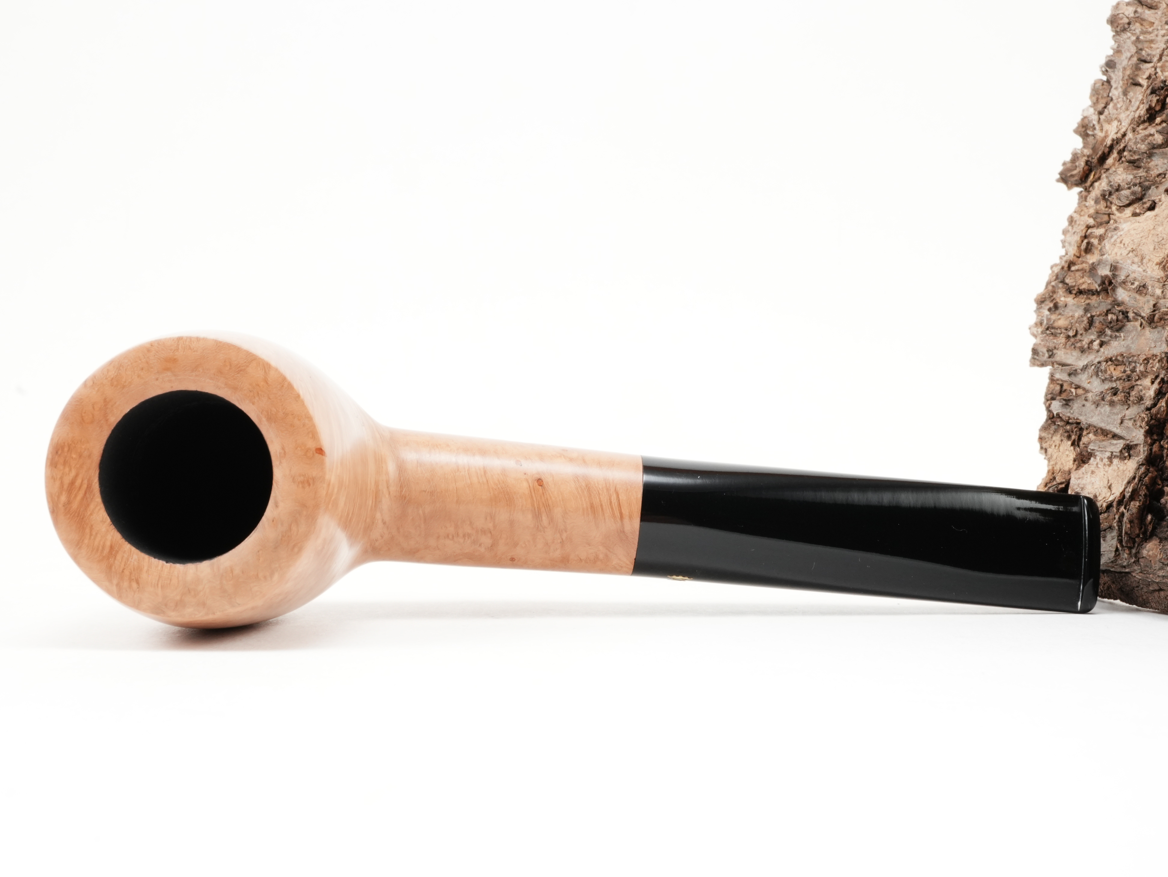 Flache Draufsicht auf die liegende Stanwell Authentic Natural 88 mit natürlichem Bruyère-Finish