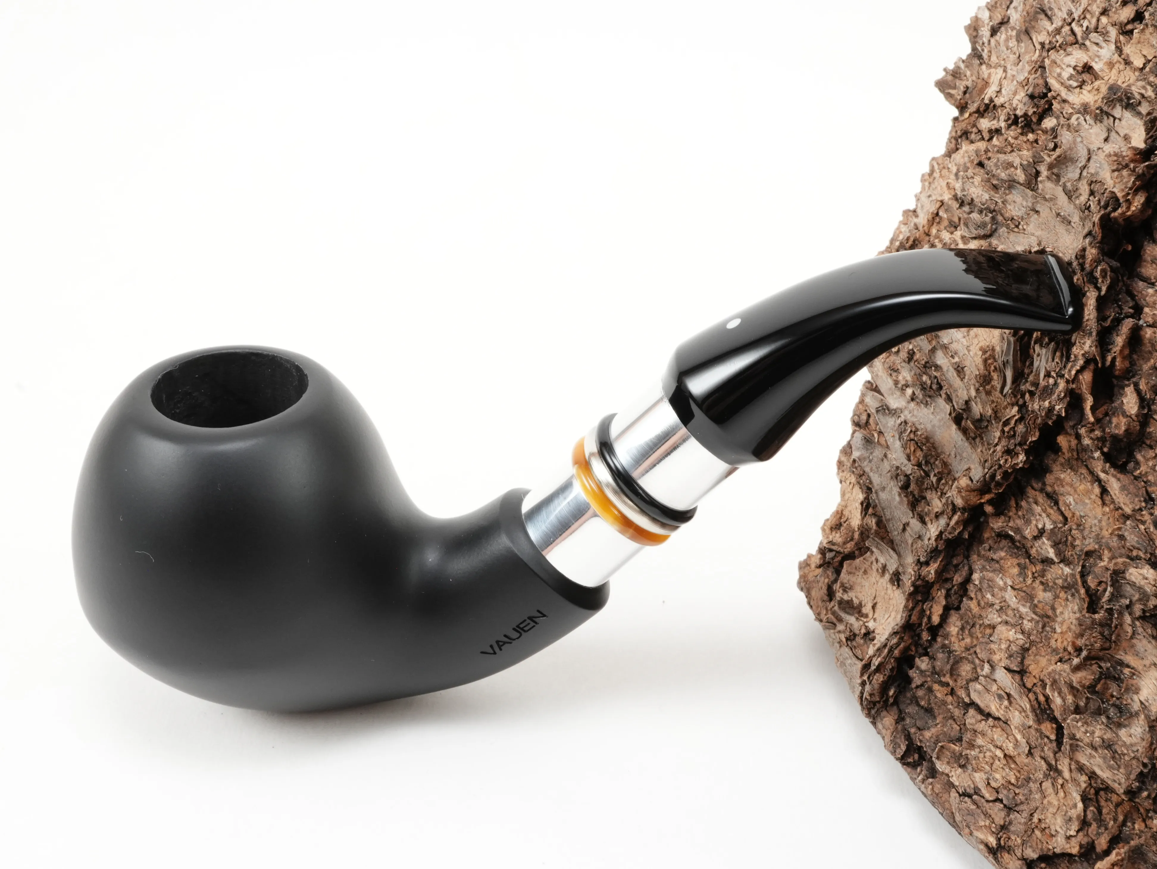 Matte schwarze Vauen CAMBIA 115 Bent-Freestyle-Pfeife mit Aluminium-Elementen, bernsteinfarbenem Zierring und schwarzem Acrylmundstück – Titelbild schräg von oben
