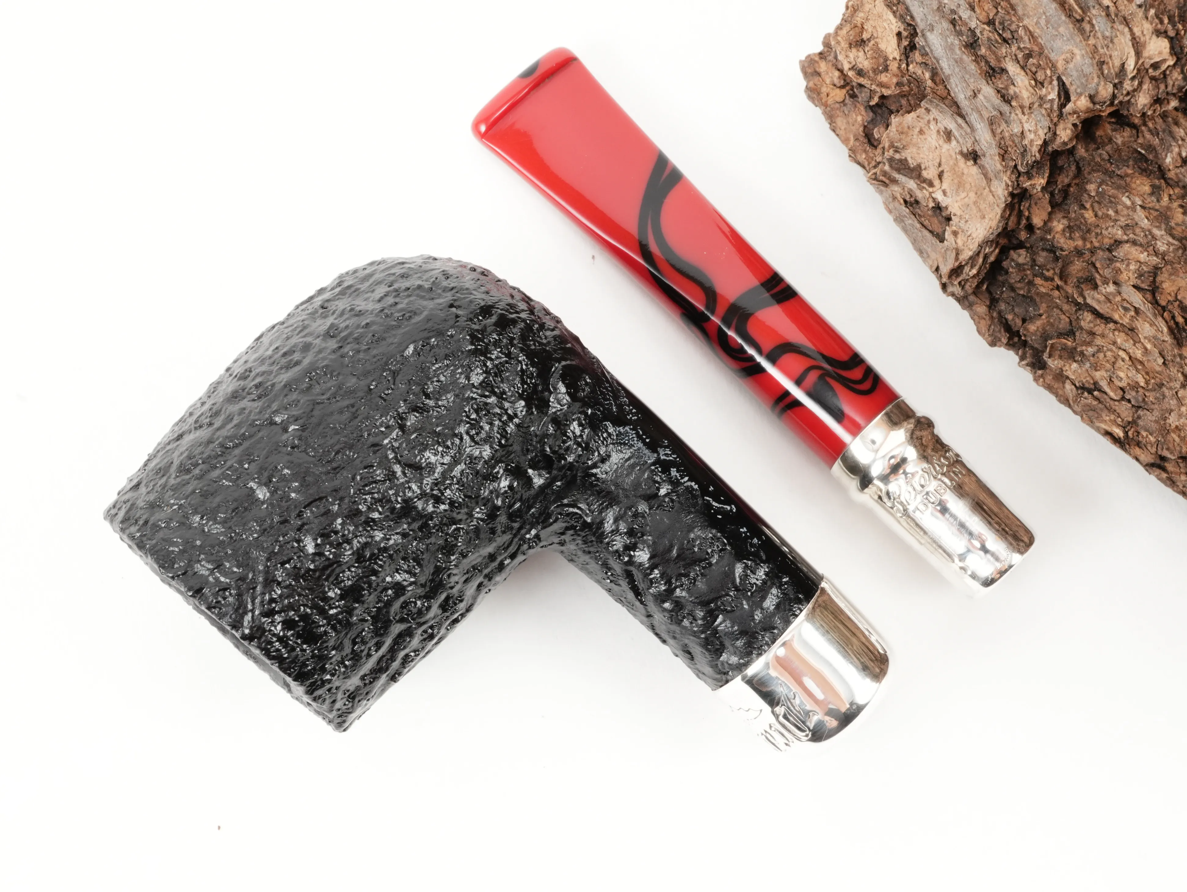 Draufsicht auf die zerlegte Peterson Dracula Spigot Sand 106 Pfeife mit getrenntem sandgestrahltem Billiard-Pfeifenkopf und rot-schwarzem Mundstück