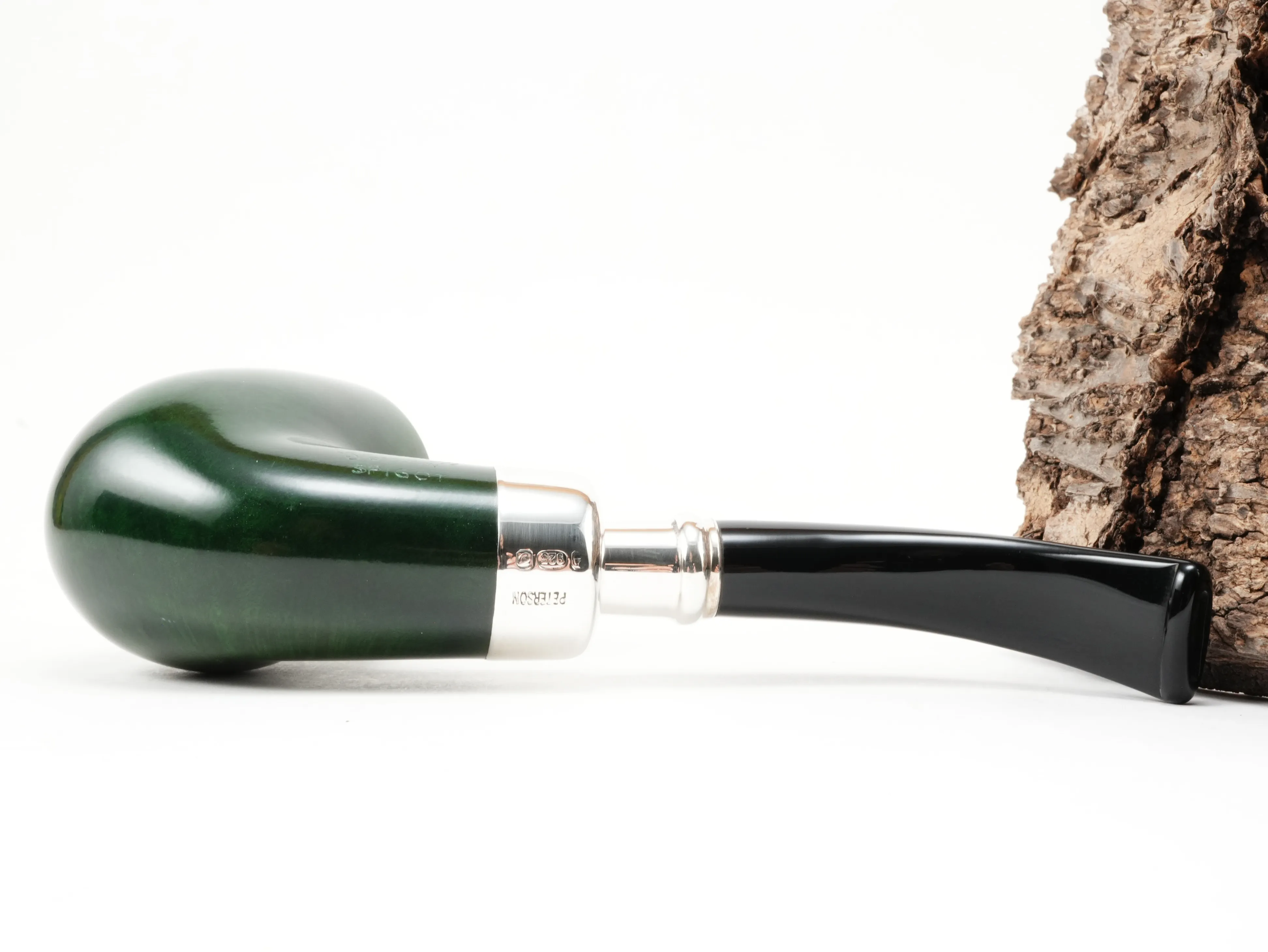 Unterseite der Peterson Spigot Green XL90 Pfeife mit Stempelung Peterson of Dublin Spigot Made in Ireland XL90 und Silber-Hallmarks