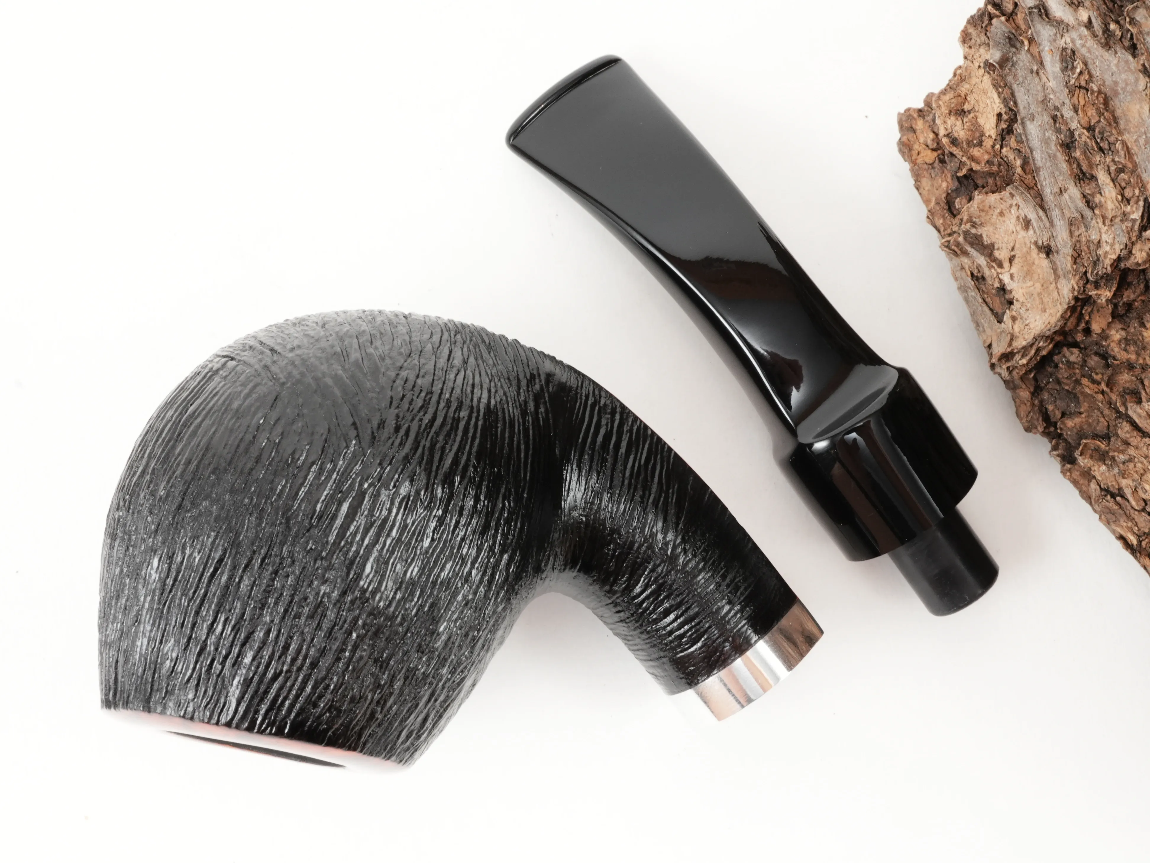 Draufsicht auf die zerlegte Stanwell København Brushed 232 Pfeife mit getrenntem rustiziertem Freestyle-Pfeifenkopf und schwarzem Mundstück