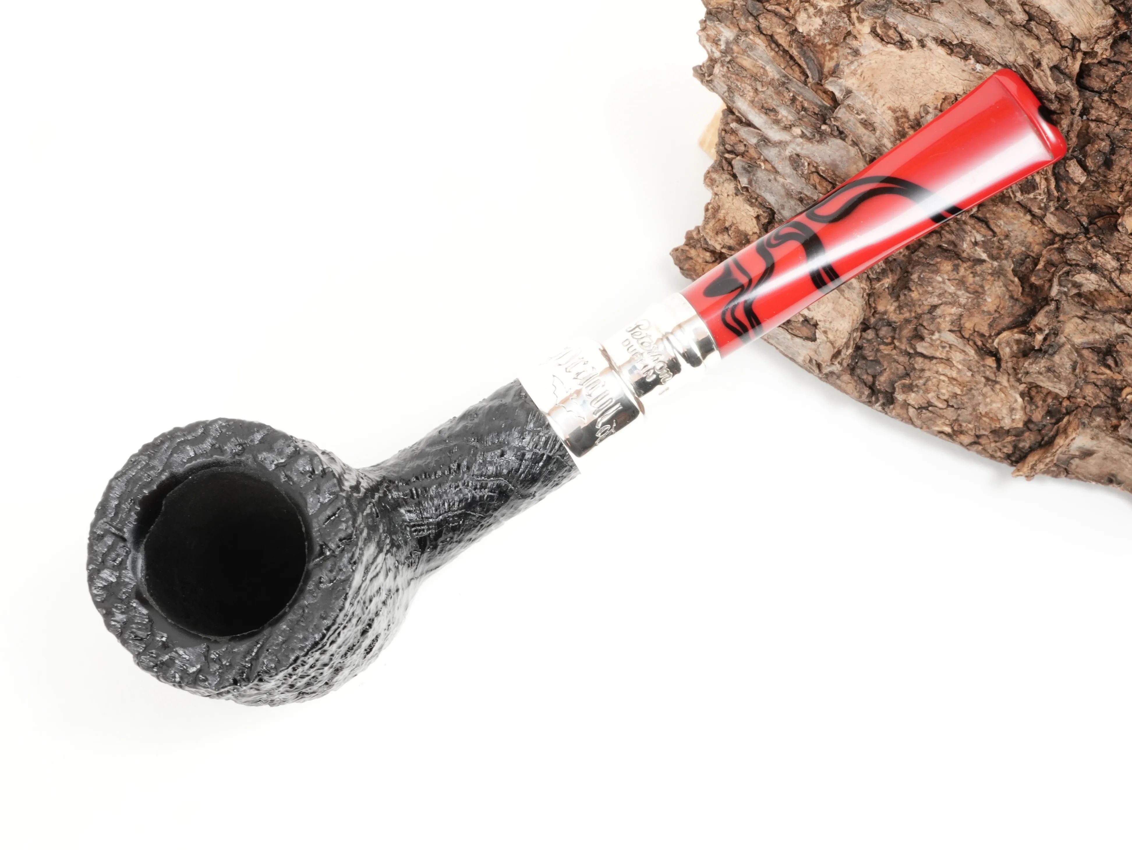 Stehende Peterson Dracula Spigot Sand 106 Pfeife in der Draufsicht mit Blick in die Tabakkammer und auf das rot-schwarz marmorierte Mundstück