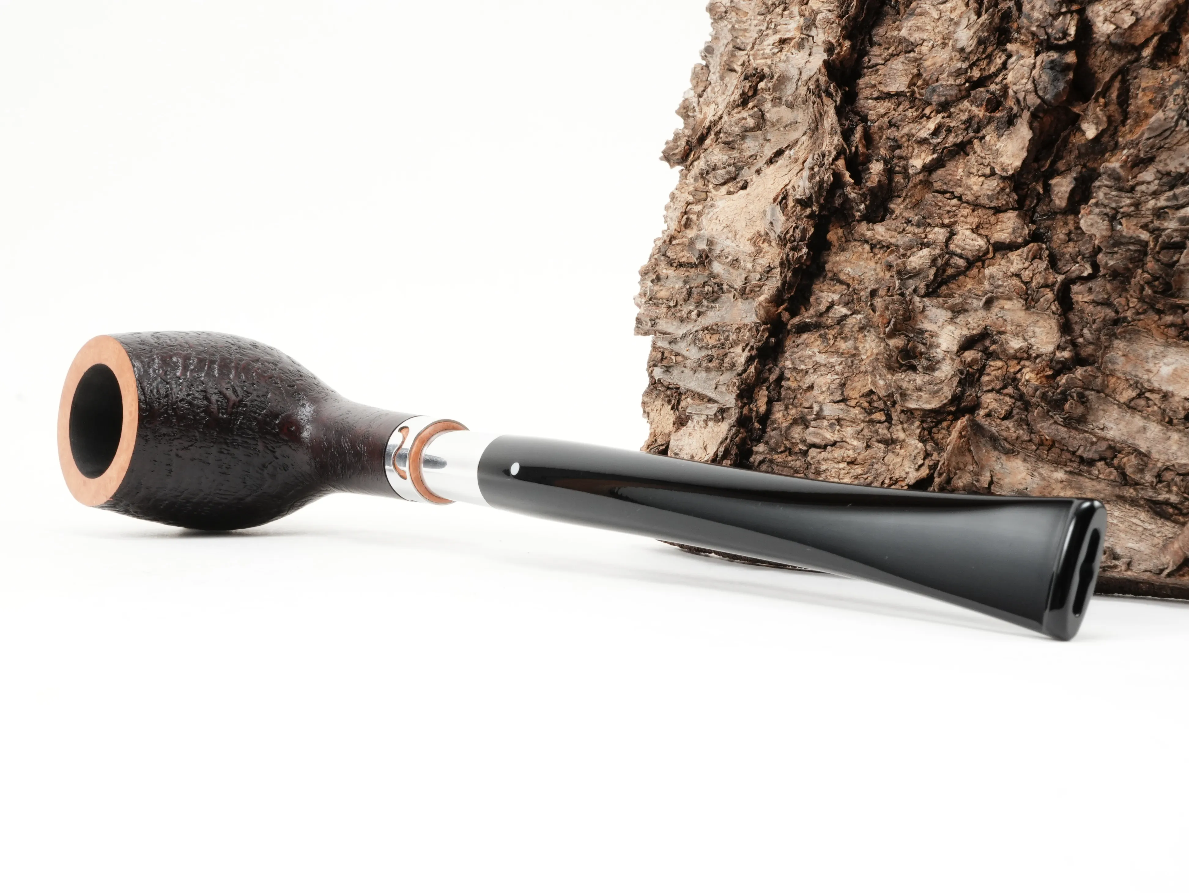 Vauen YORKSHIRE 503 Straight Billiard Pfeife liegend von schräg hinten mit Weißpunkt-Kennzeichnung am langen Acrylmundstück