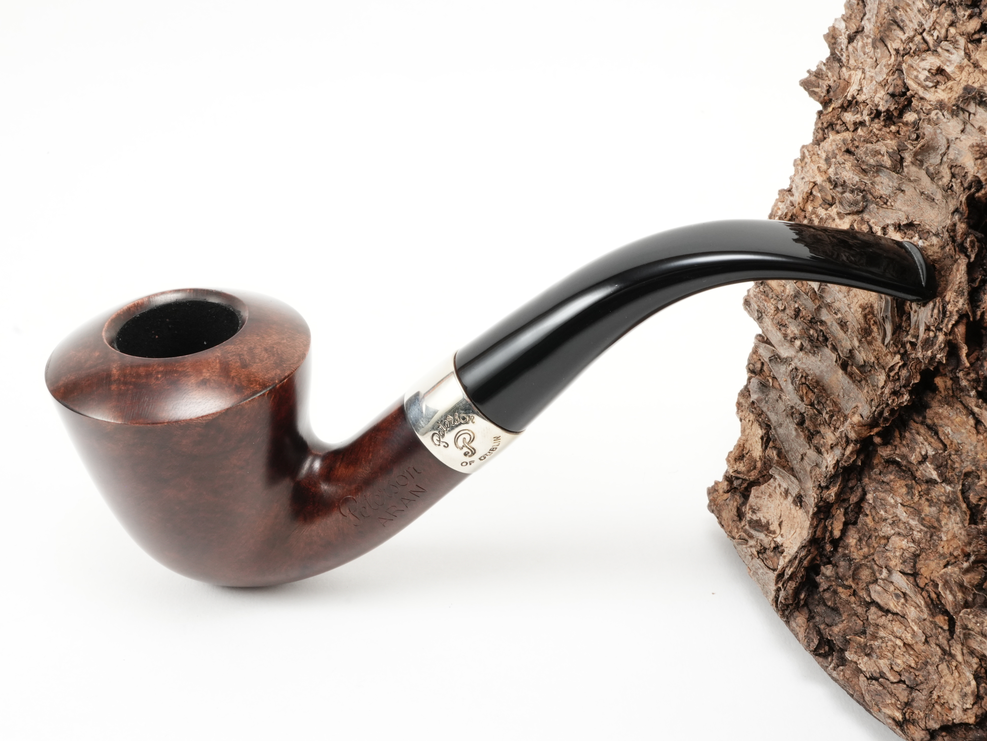 Dunkelbraun gebeizte Peterson Aran B10 Nickel Pfeife Bent Calabash mit glänzendem Nickelring und schwarzem Acrylmundstück – Titelbild schräg von oben