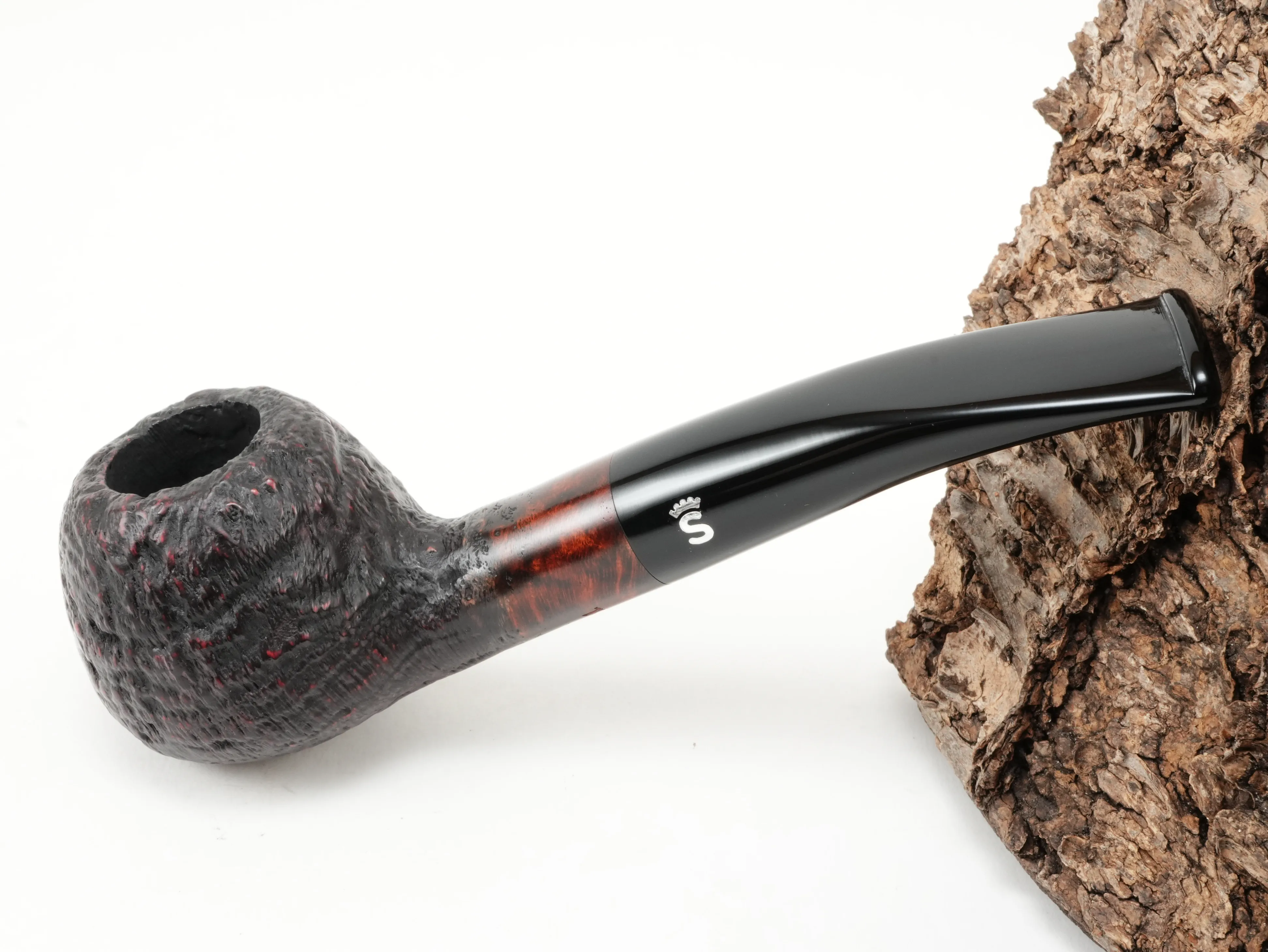 Teilsandgestrahlte Stanwell Vario 109 Pfeife Half-Bent Brandy mit schwarzem Acrylmundstück und Stanwell-Logo – Titelbild schräg von oben