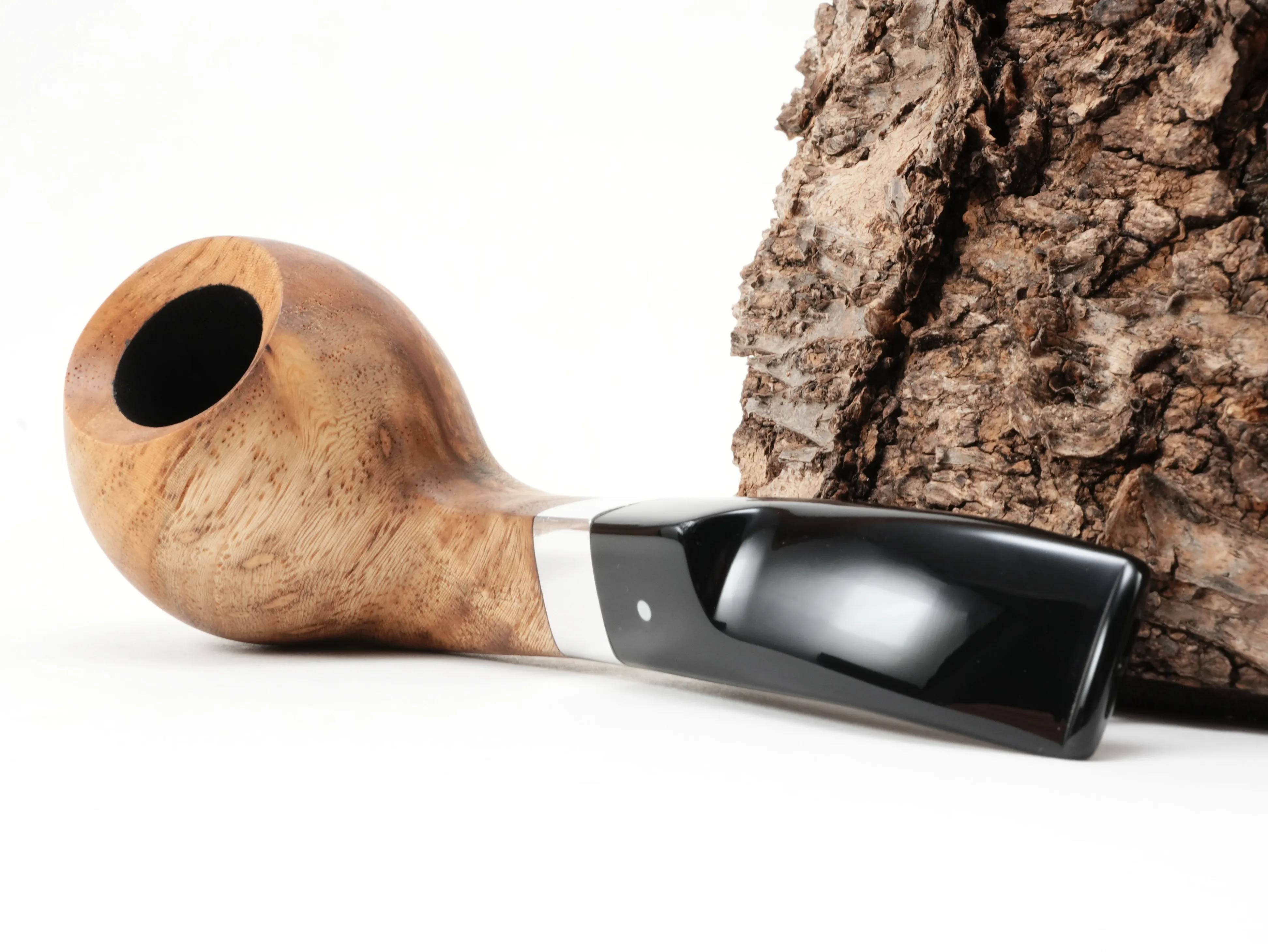 Vauen AMBA 132 Apple-Pfeife liegend von schräg hinten mit matt verschliffenem Aluminiumring und Weißpunkt-Kennzeichnung am Mundstück