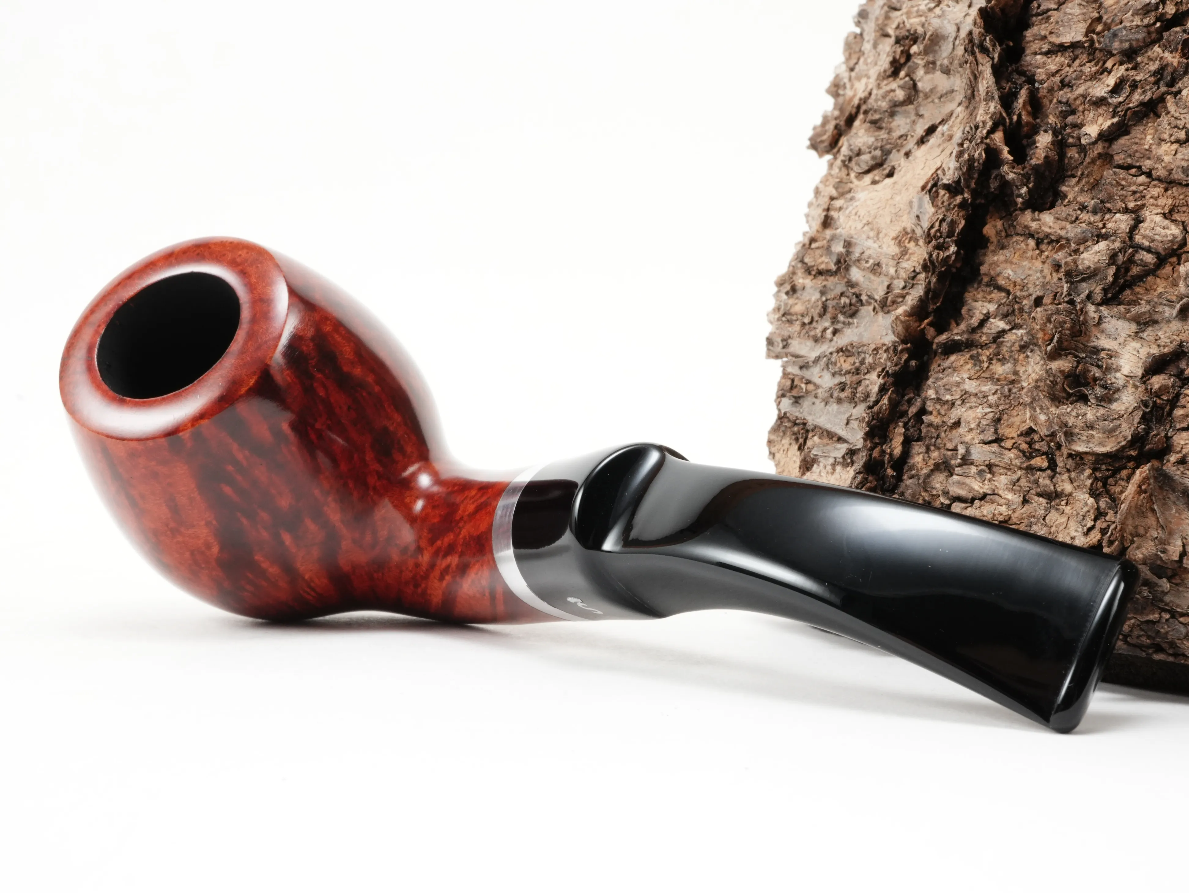 Stanwell København Terracotta 232 Bent Freestyle Pfeife liegend von schräg hinten mit Blick auf den Aluminiumring am Holm