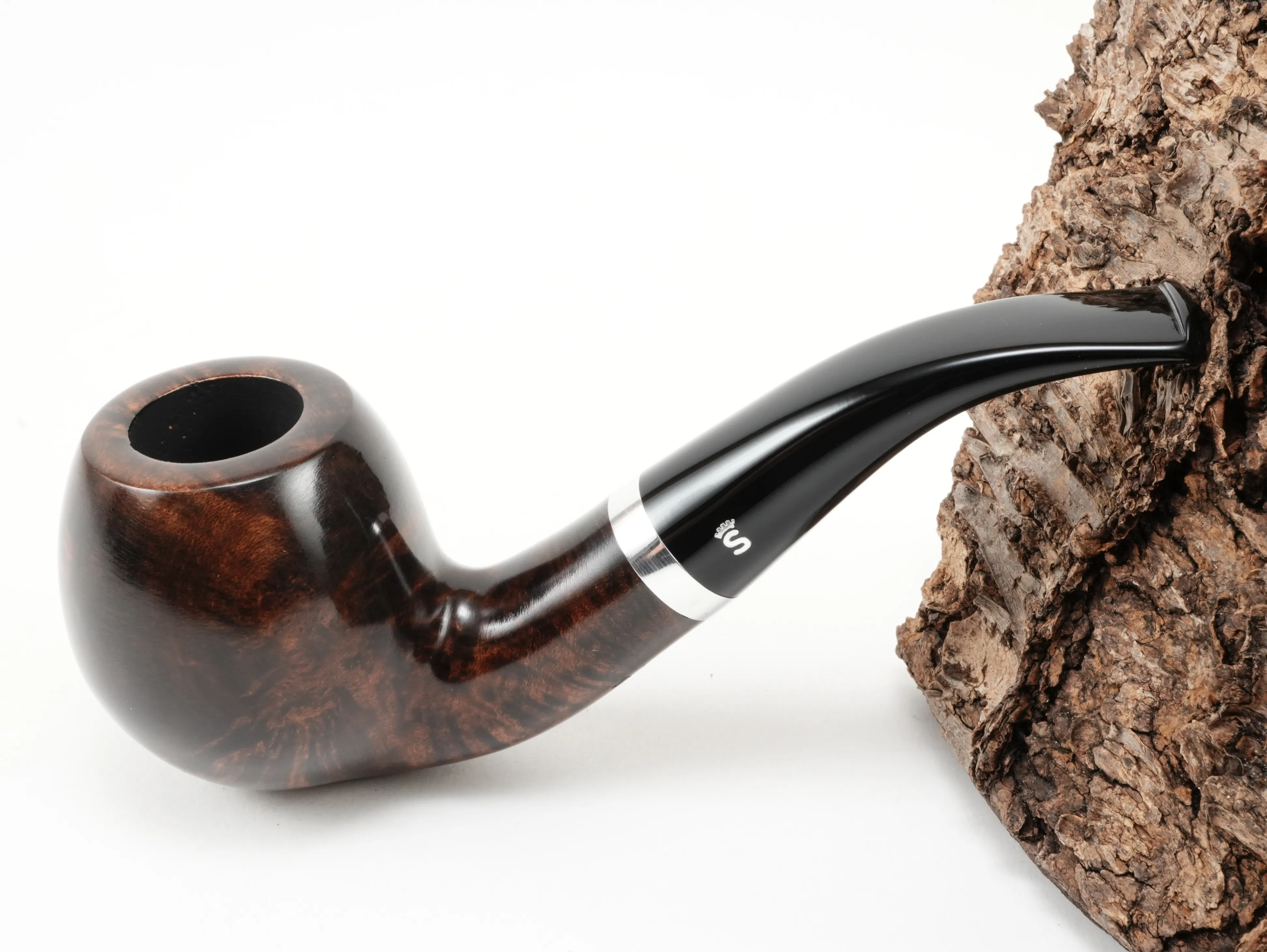 Glatte dunkelbraune Stanwell København 185 Pfeife Bent Apple mit Aluminiumring und schwarzem Acrylmundstück – Titelbild schräg von oben