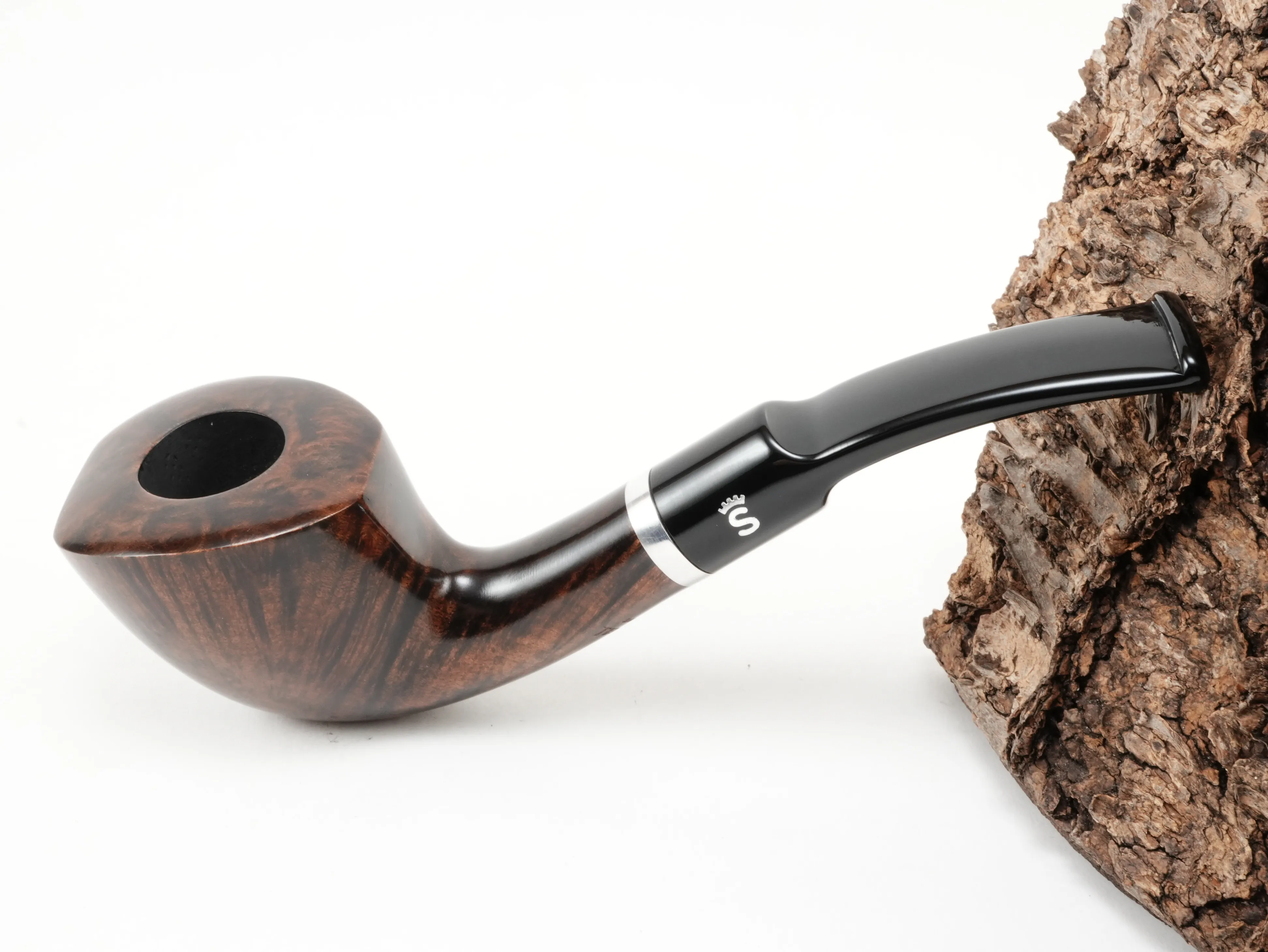 Glatte dunkelbraune Stanwell København 409 Pfeife Half-Bent Freestyle mit Aluminiumring und schwarzem Acrylmundstück – Titelbild schräg von oben