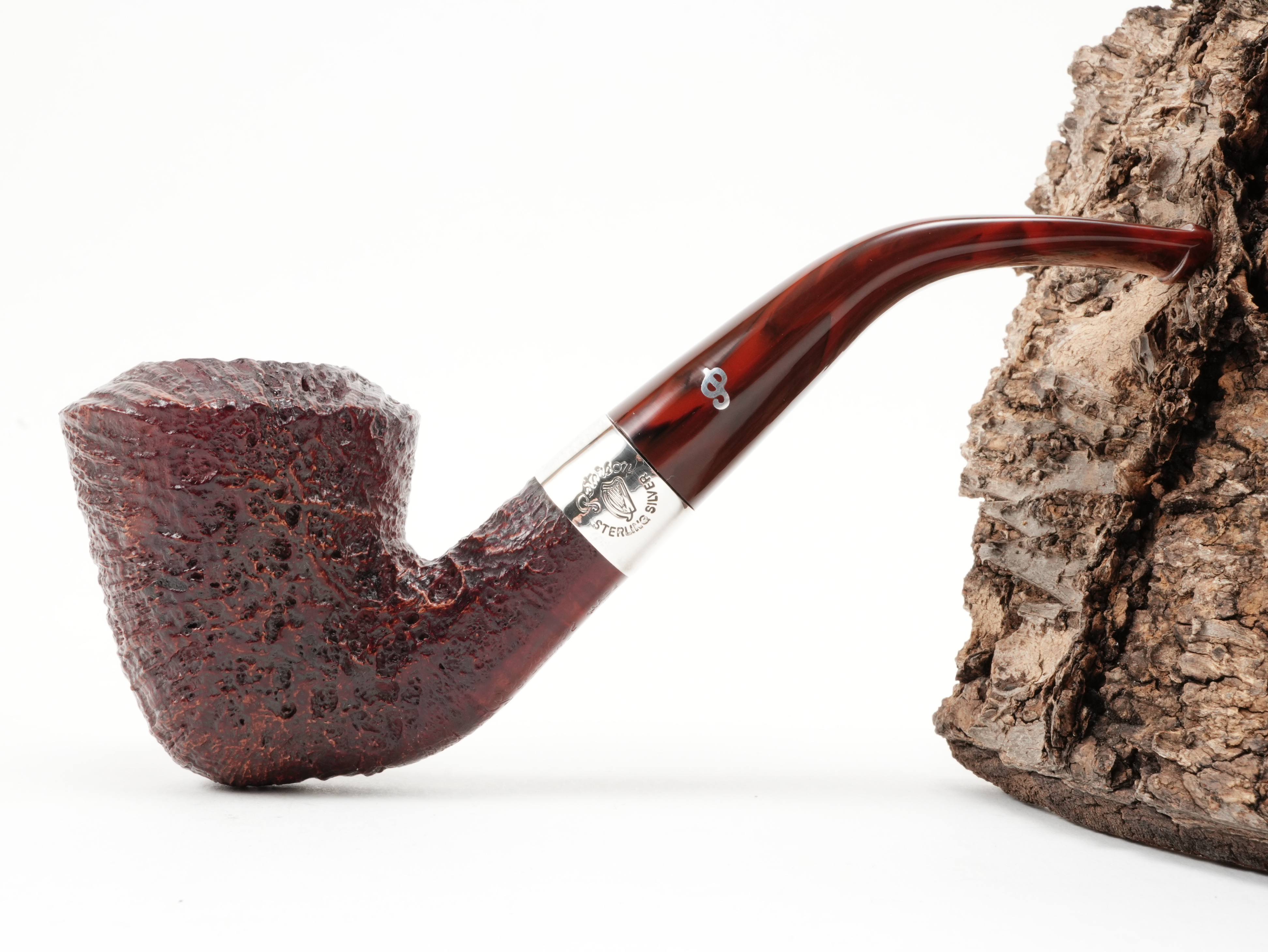 Seitenansicht der gebogenen Peterson Irish Harp B10 Sand Calabash-Pfeife mit rustikaler Sandstrahlung und Silberring