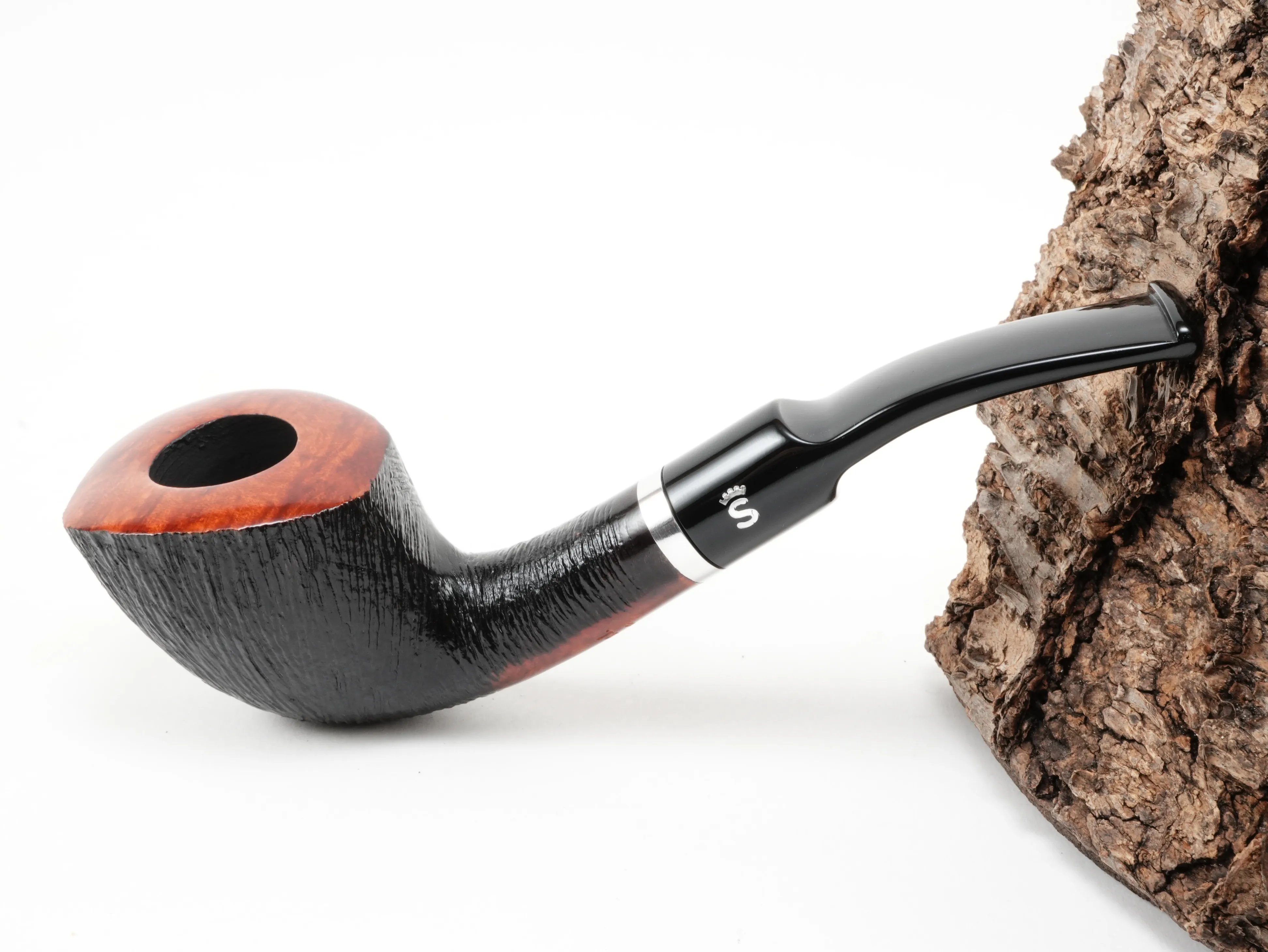 Schwarz gebürstete rustizierte Stanwell København Brushed 409 Pfeife Half-Bent Freestyle mit rötlichem Kopfrand und Aluminiumring – Titelbild schräg von oben