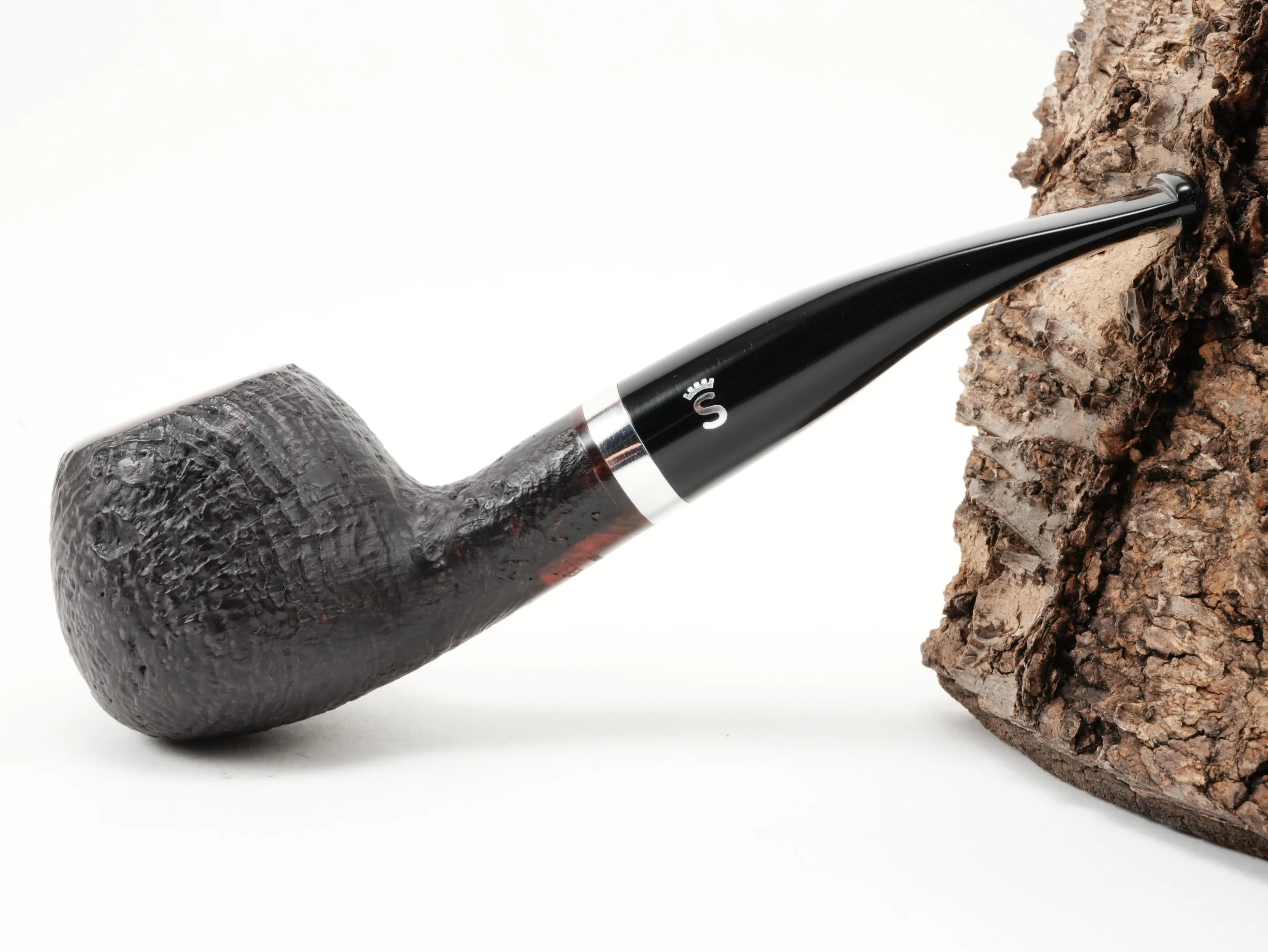 Seitenansicht der leicht gebogenen Stanwell København 109 Brandy-Pfeife mit sandgestrahlter Oberfläche und silbernem Ring