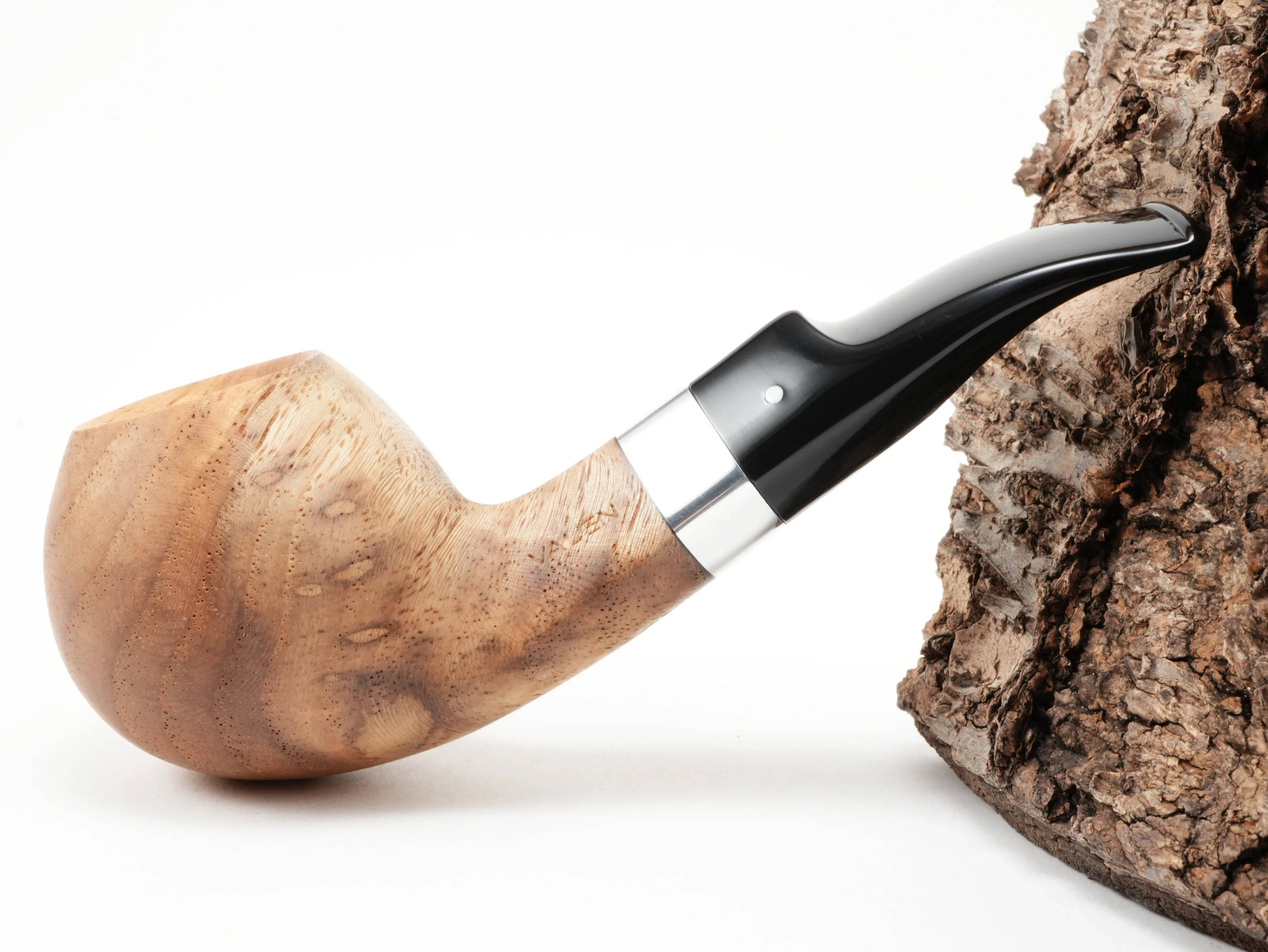 Seitenansicht der leicht gebogenen Vauen AMBA 132 Apple-Pfeife mit Vauen-Stempel am linken Holm und geöltem Amboina-Maserholz