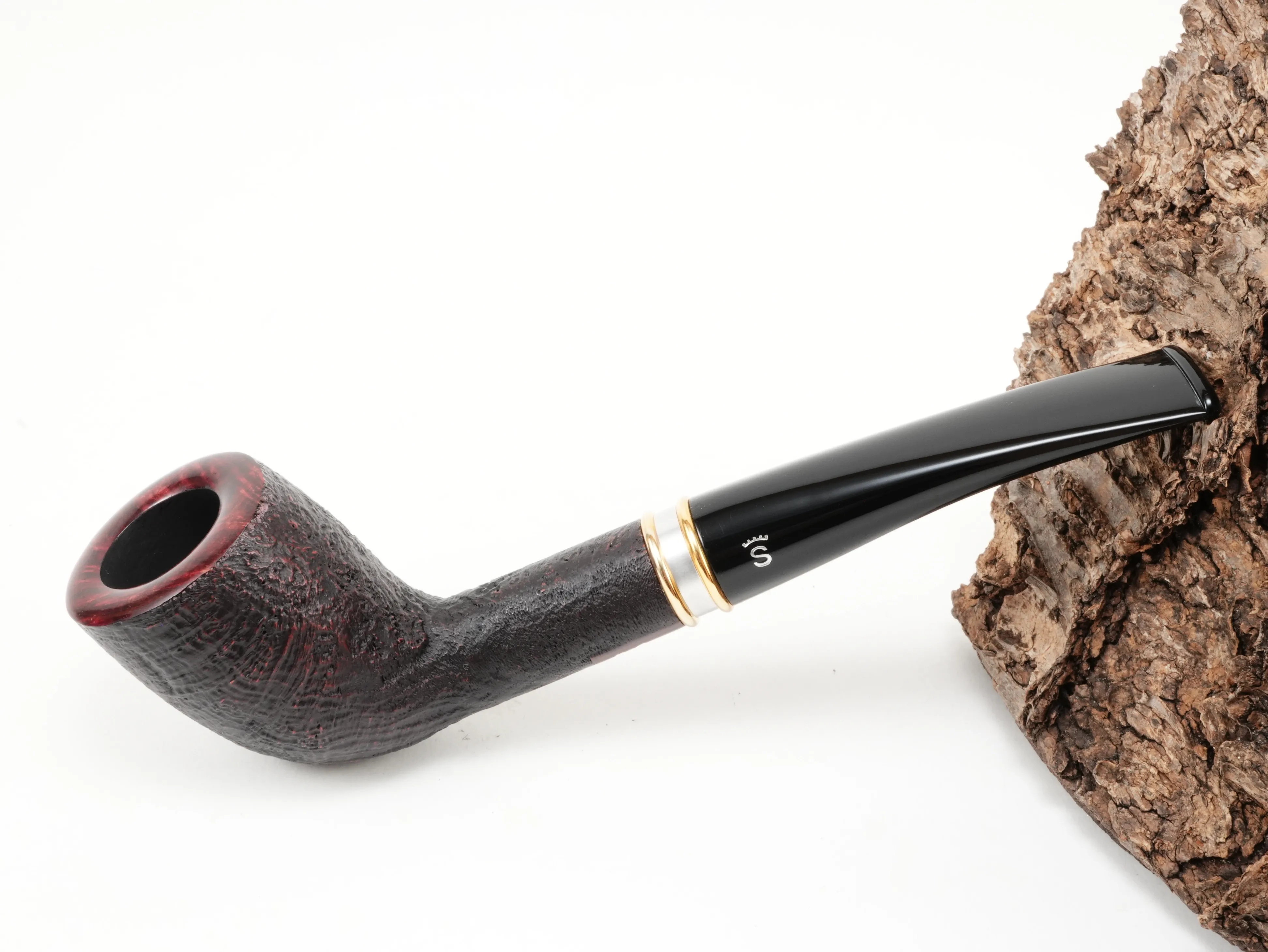 Dunkel-rötlich sandgestrahlte Stanwell H.C. Andersen Sandblasted 1 gerade Albert-Pfeife mit rötlichem Kopfrand und kurzem Acrylmundstück – Titelbild schräg von oben