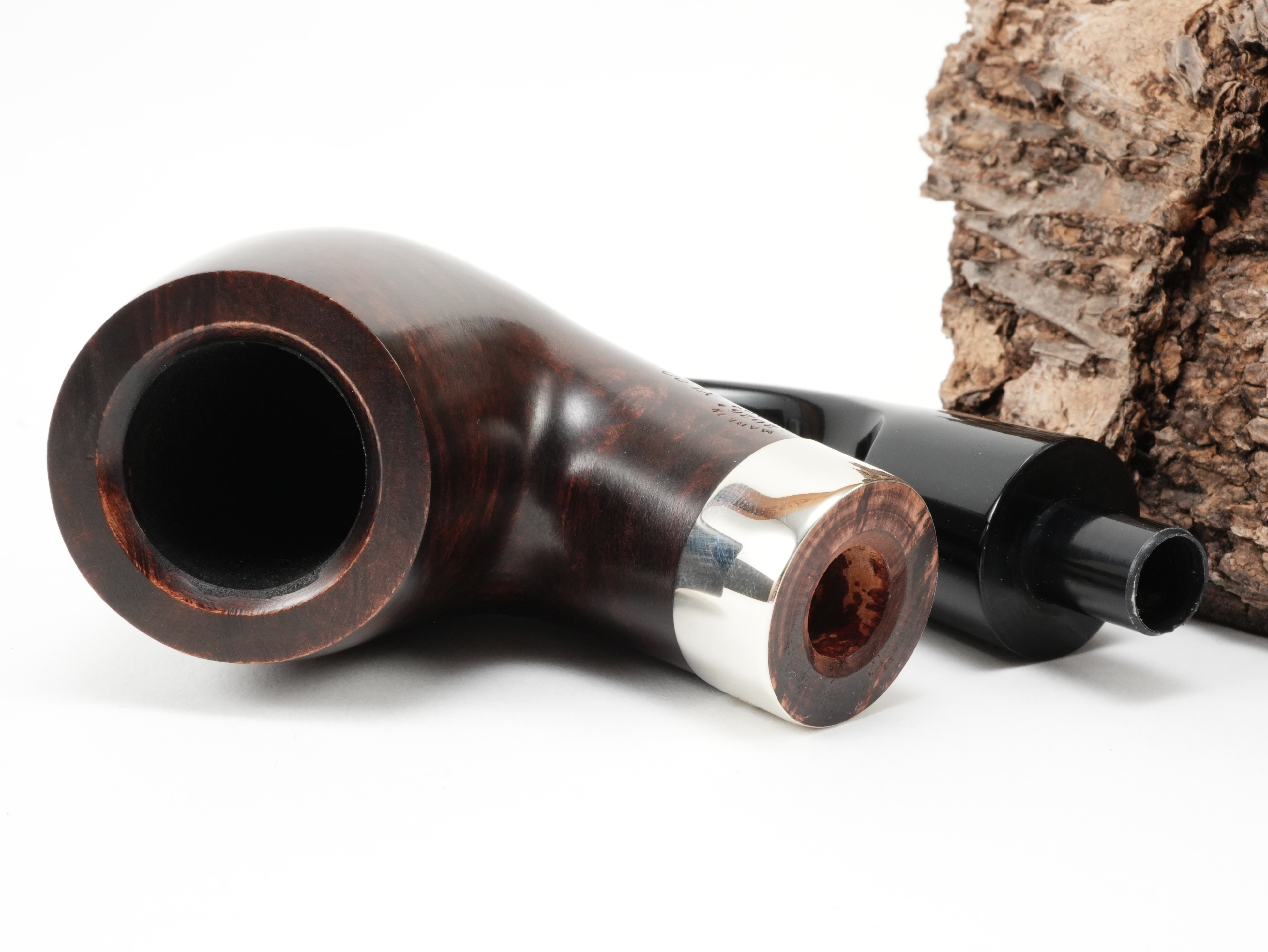 Zerlegte Peterson Aran XL90 Nickel Pfeife mit Blick auf die 9mm Filterbohrung und die Zapfenverbindung des Acrylmundstücks