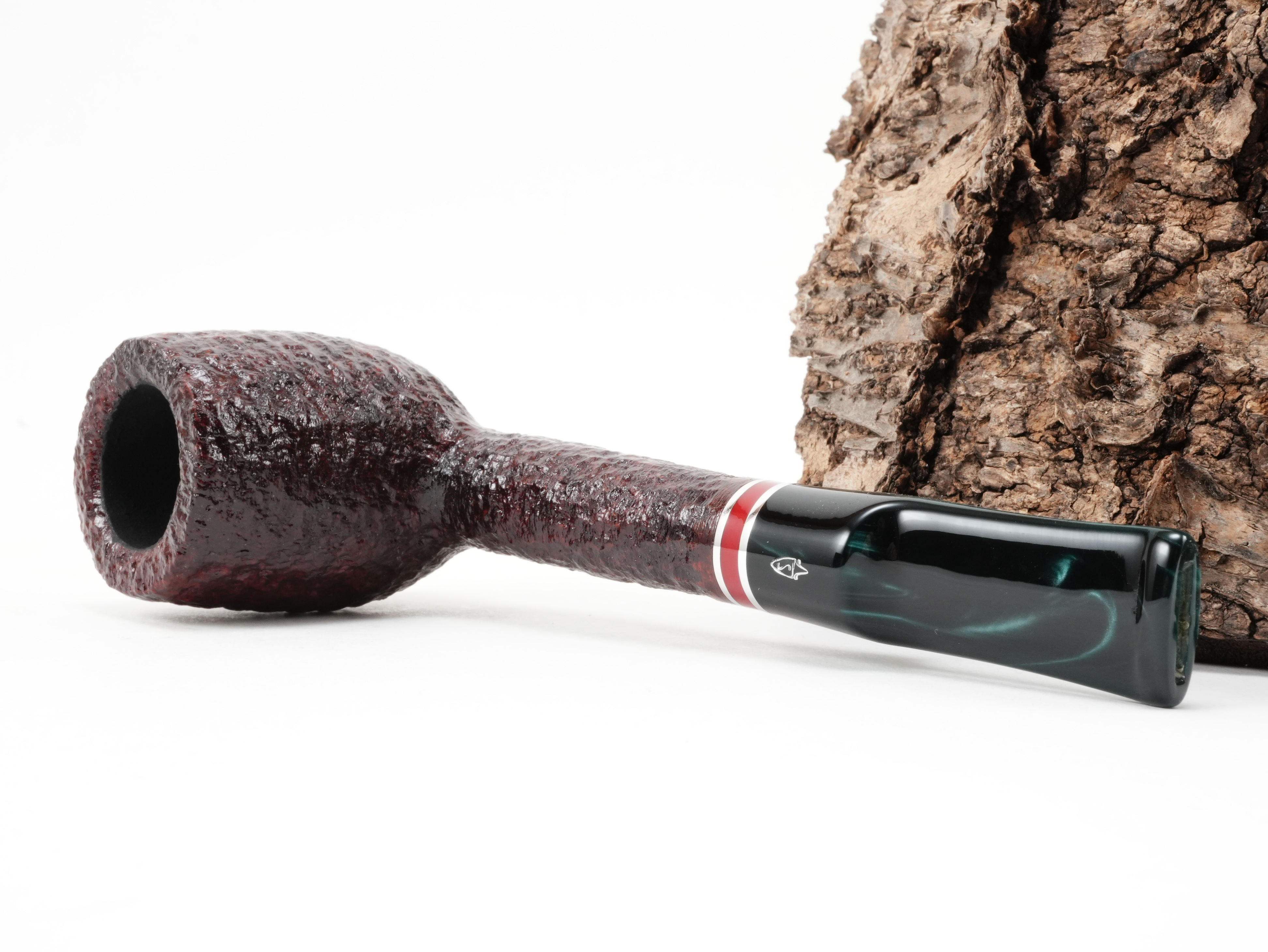 Savinelli Saint Nicholas 2026 703 KS Straight Billiard Pfeife liegend von schräg hinten mit Savinelli-Logo am Mundstück