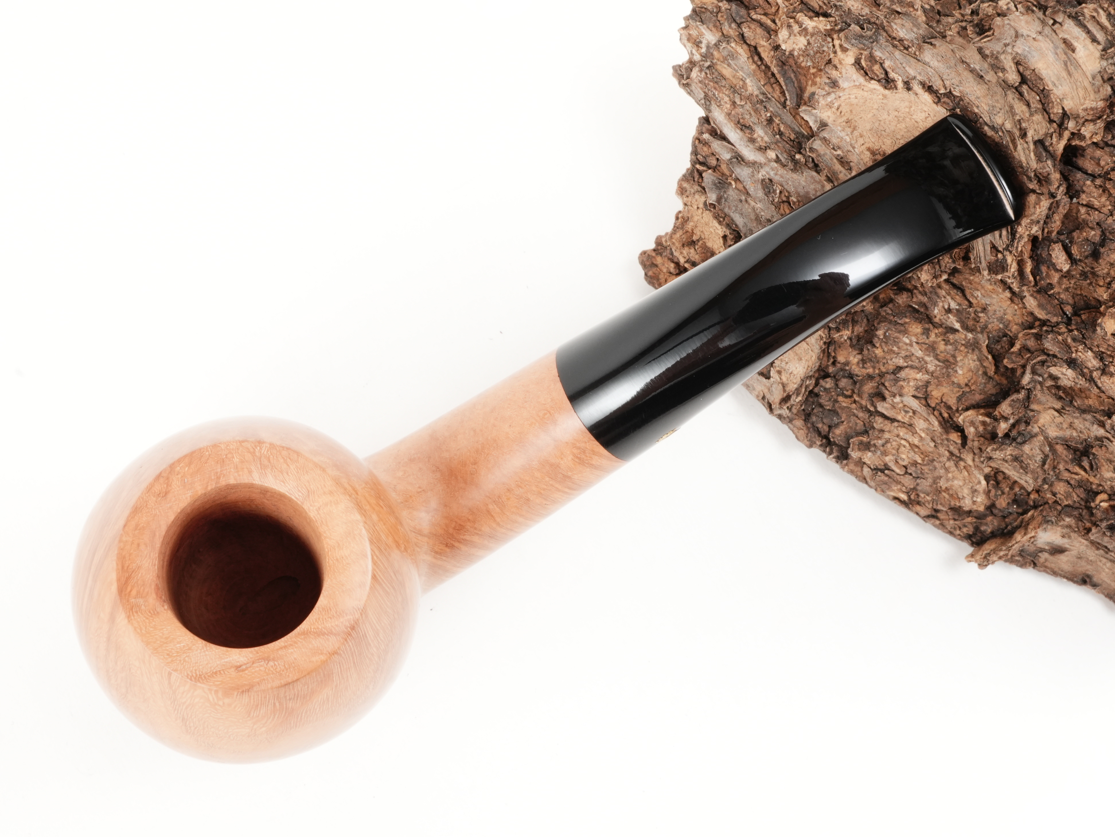 Stehende Stanwell Authentic Natural 185 in der Draufsicht mit Blick auf den abgerundeten Pfeifenkopf und die Tabakkammer