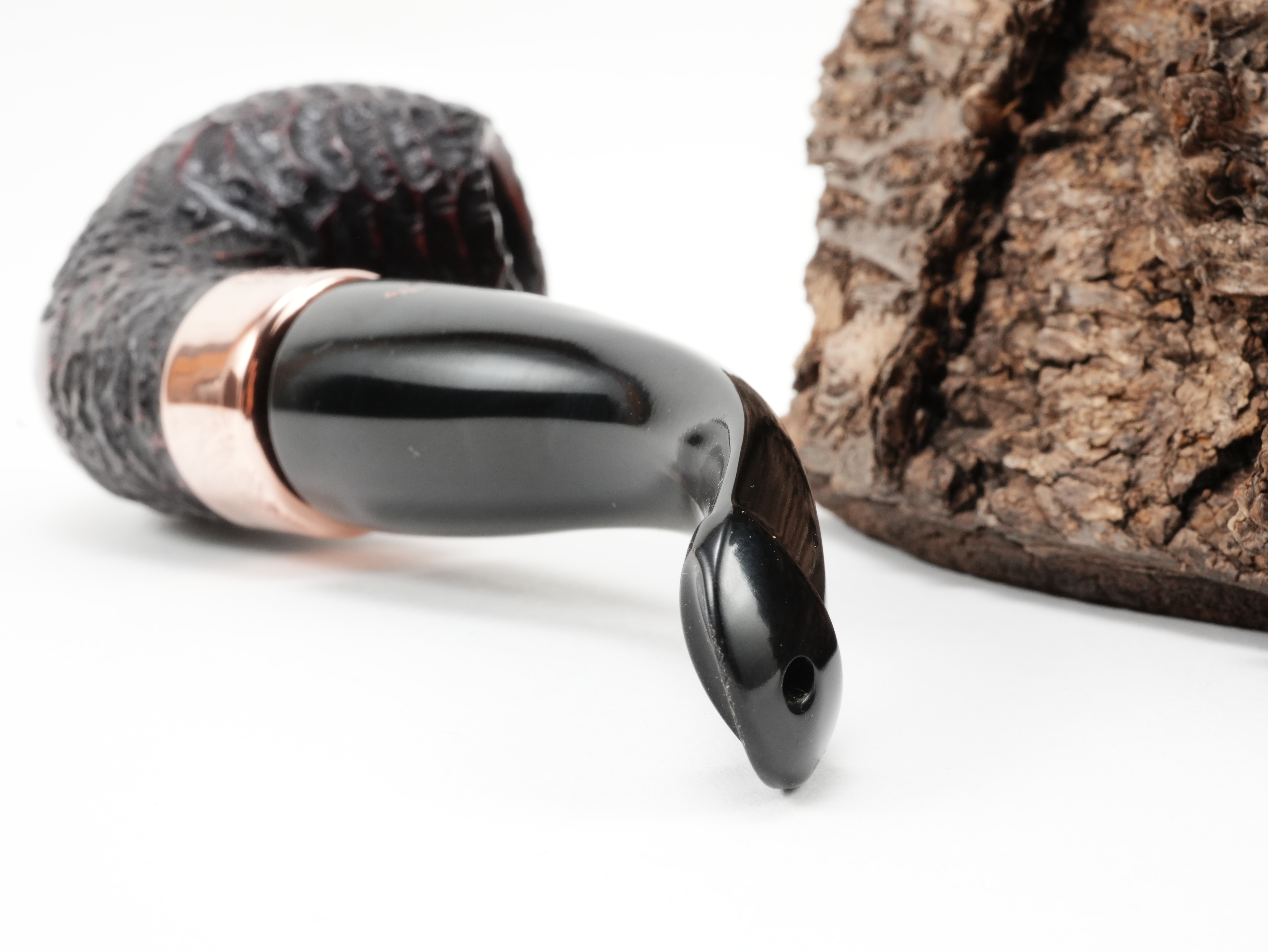 Nahaufnahme des gebogenen schwarzen Ebonitmundstücks der Peterson Christmas 2026 Rustic B42 Pfeife mit Lippenbissöffnung von hinten