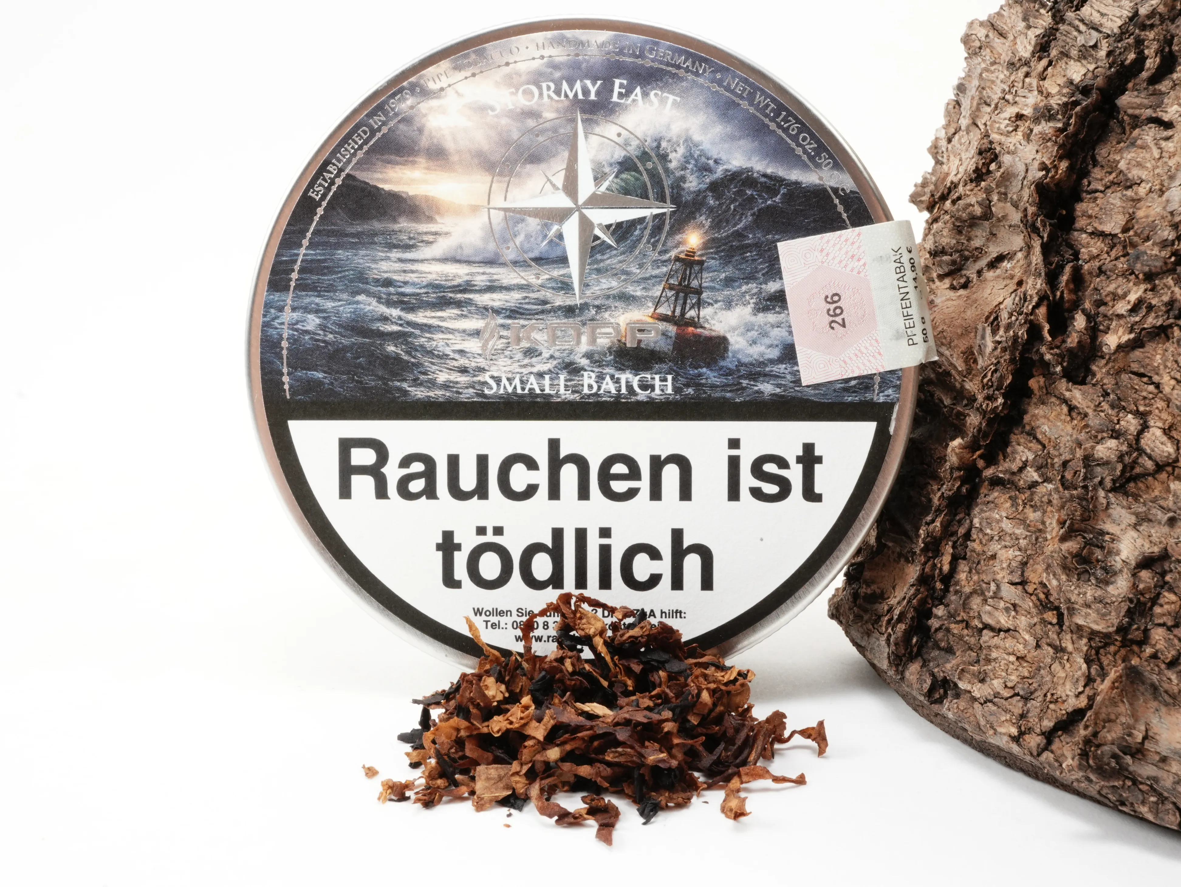 Kopp Tobaccos Small Batch Stormy East Tabakdose im Hintergrund mit präsentiertem dänisch-aromatischem Tabak-Blend im Vordergrund
