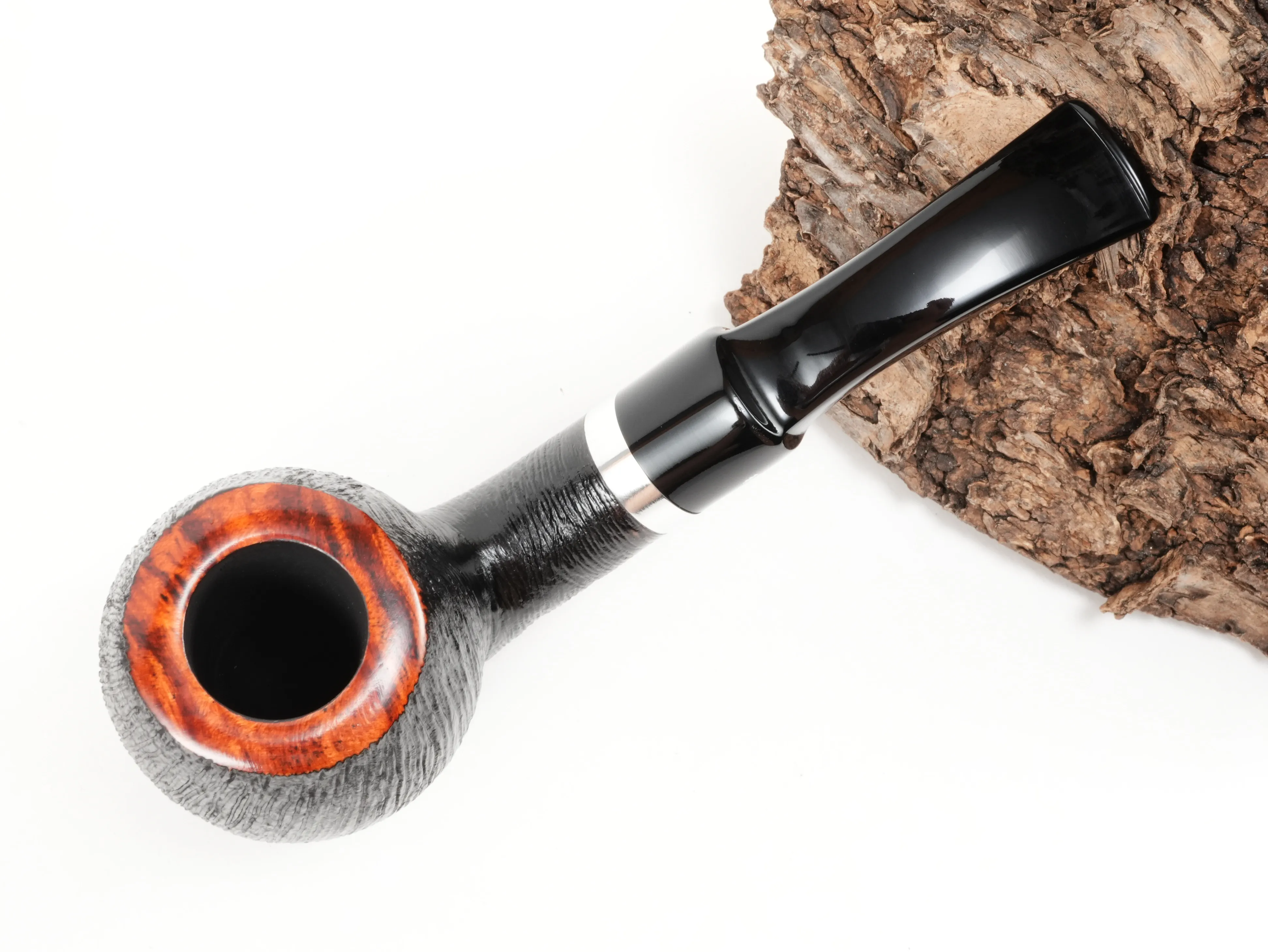 Stehende Stanwell København Brushed 232 Pfeife in der Draufsicht mit Blick in die Tabakkammer und auf den glatten rötlichen Kopfrand