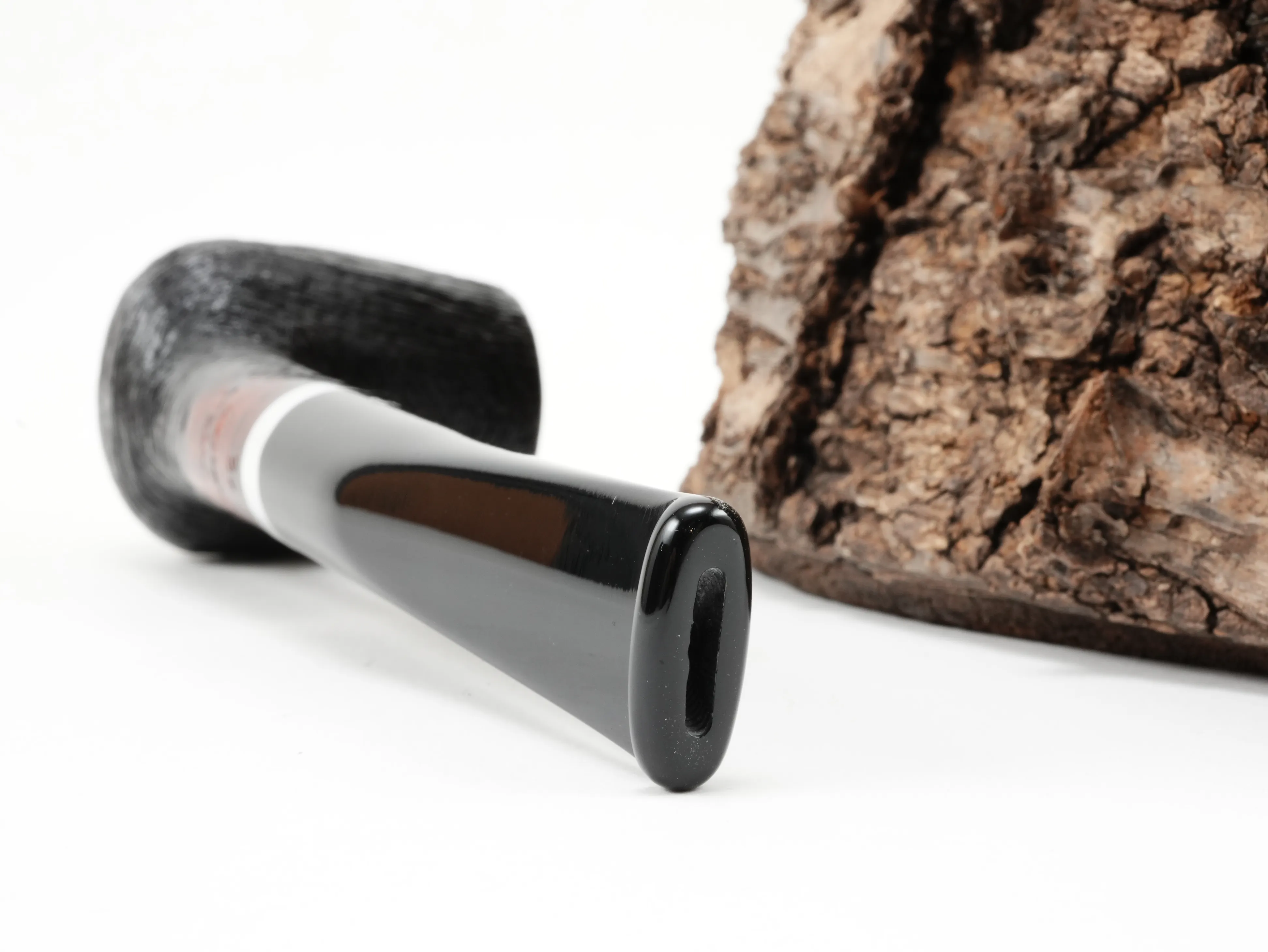 Nahaufnahme des geraden schwarzen Acrylmundstücks der Stanwell København Brushed 12 Pfeife mit Bissstelle von hinten