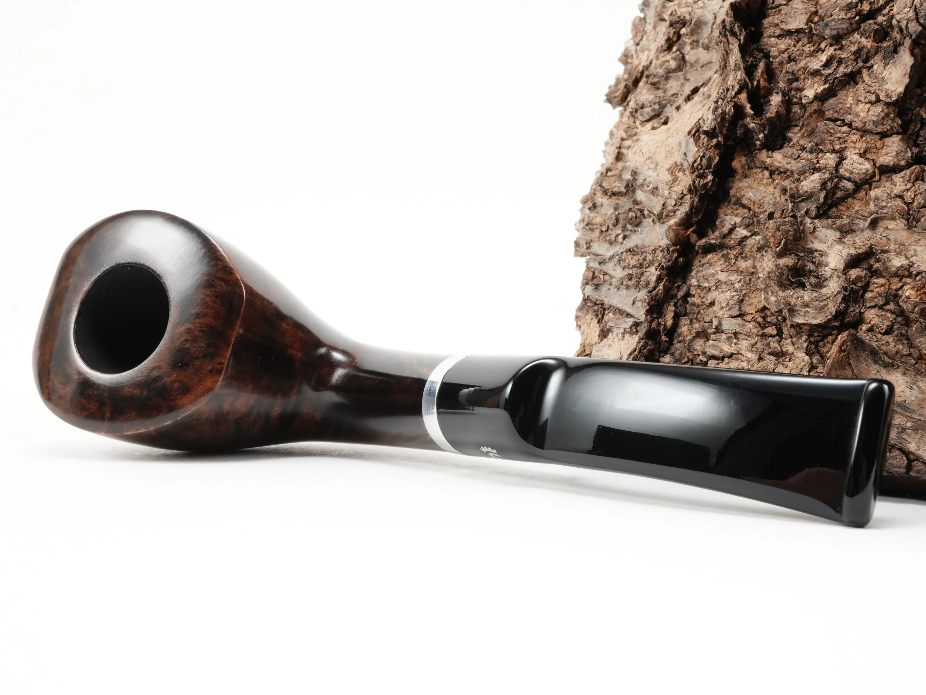 Stanwell København 409 Half-Bent Freestyle Pfeife liegend von schräg hinten mit Blick auf den Aluminiumring am Holm