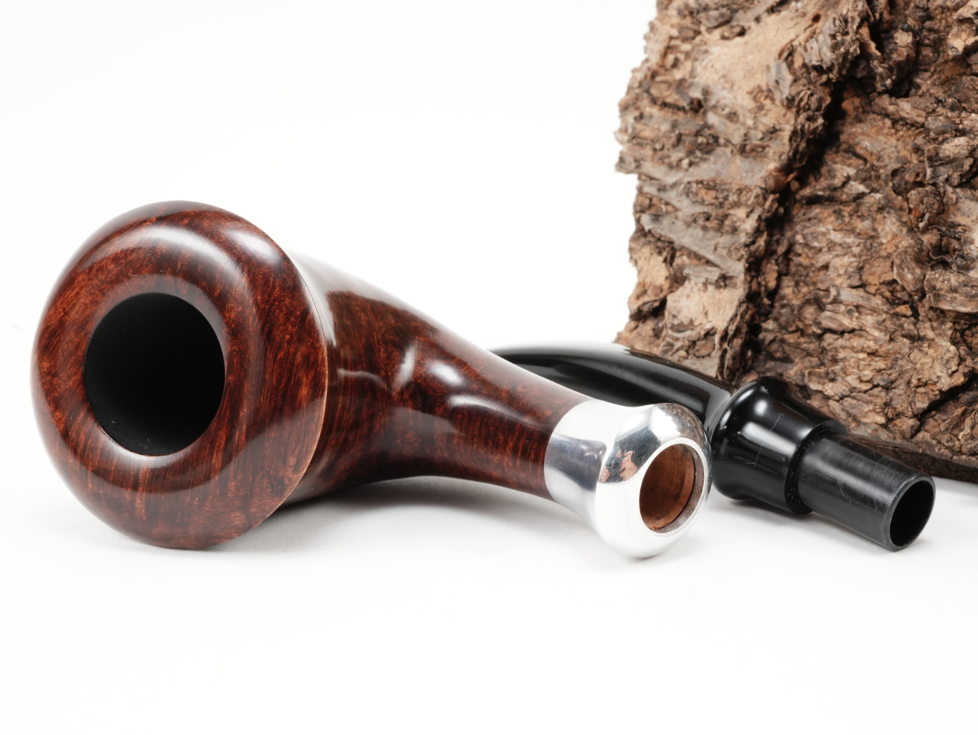 Zerlegte Stanwell H.C. Andersen Calabash mit Blick auf die 9mm Filterbohrung im Holm und den Zapfen des kurzen Mundstücks