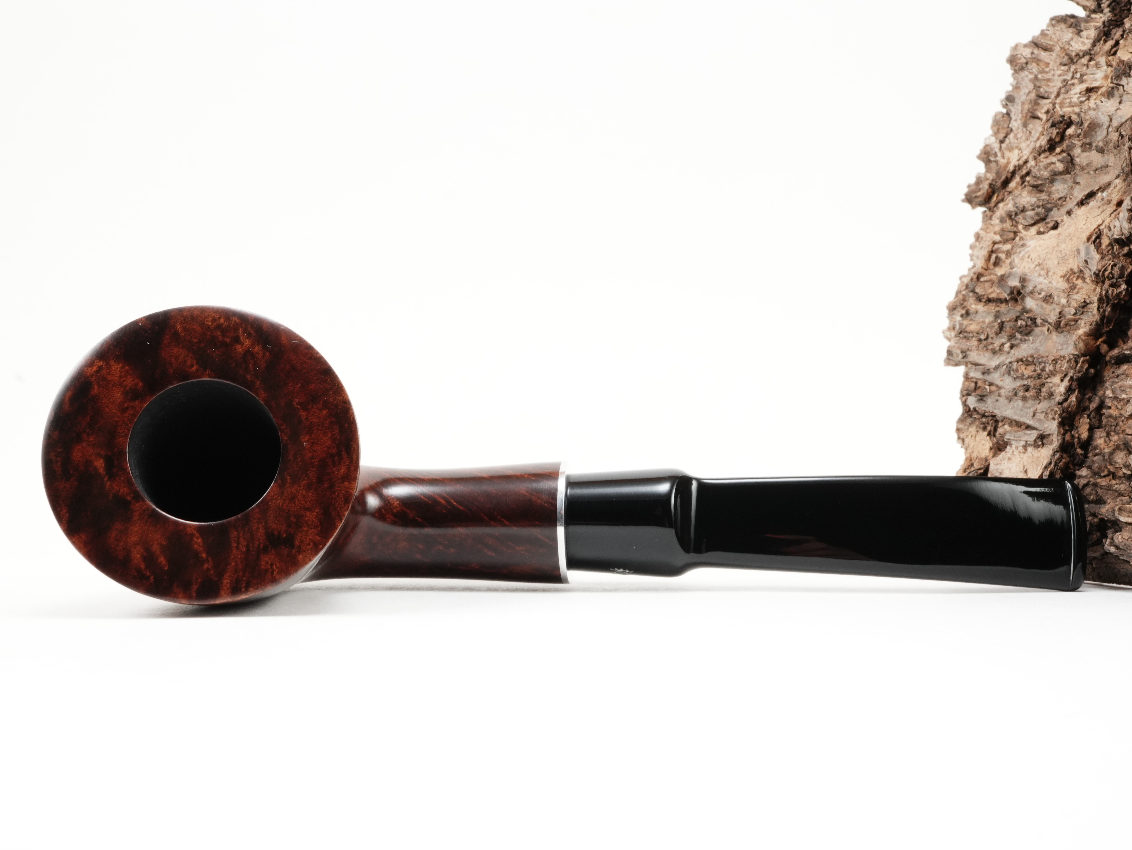 Flache Draufsicht auf die liegende Stanwell H.C. Andersen Braun 6 mit dunkelbrauner Bruyère-Maserung und kurzem Mundstück