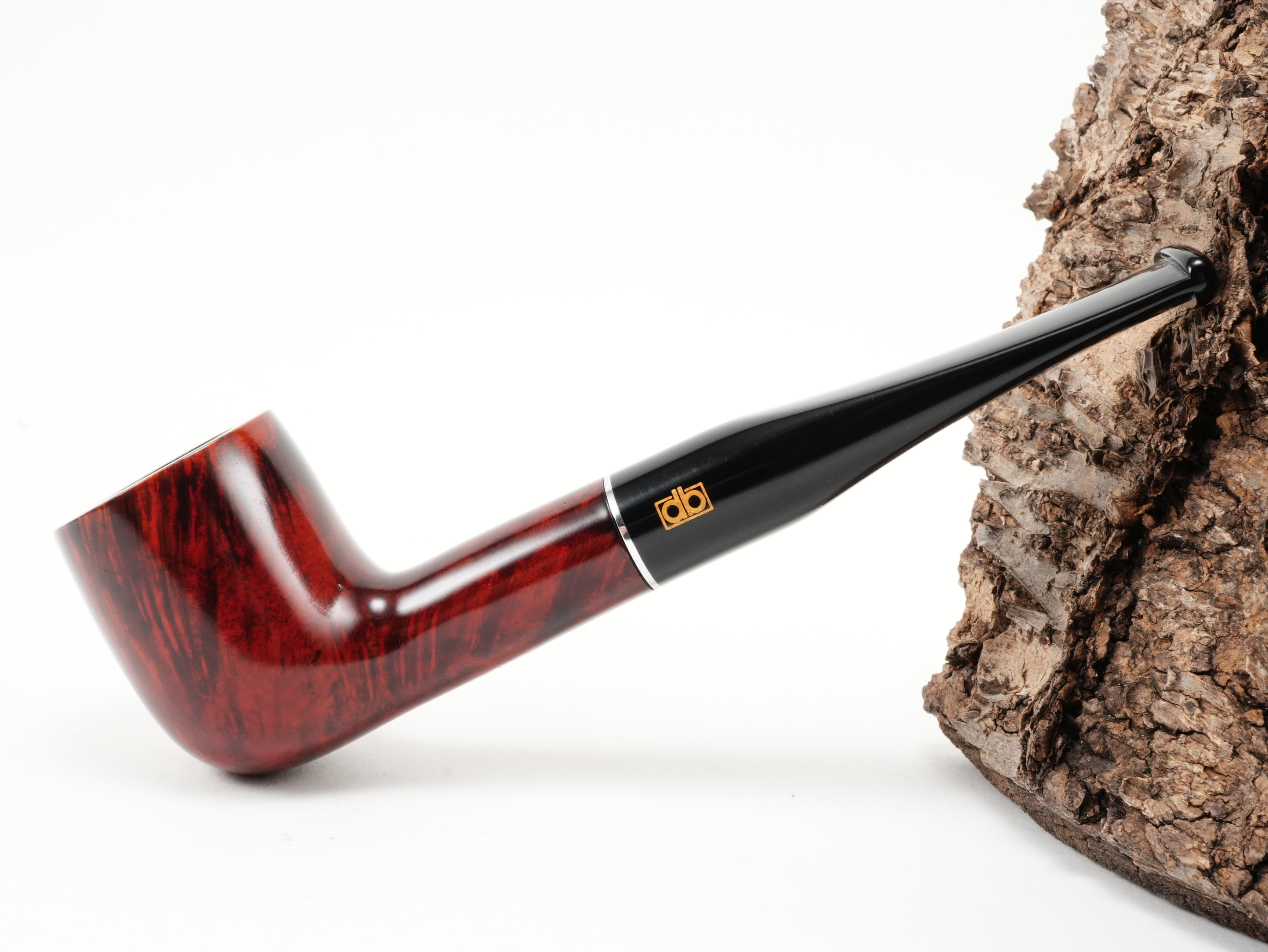 Seitenansicht der geraden db Design Berlin Rügen rot 040/40 Billiard-Pfeife mit rot-schwarzer Bruyère-Maserung und goldenem db-Logo