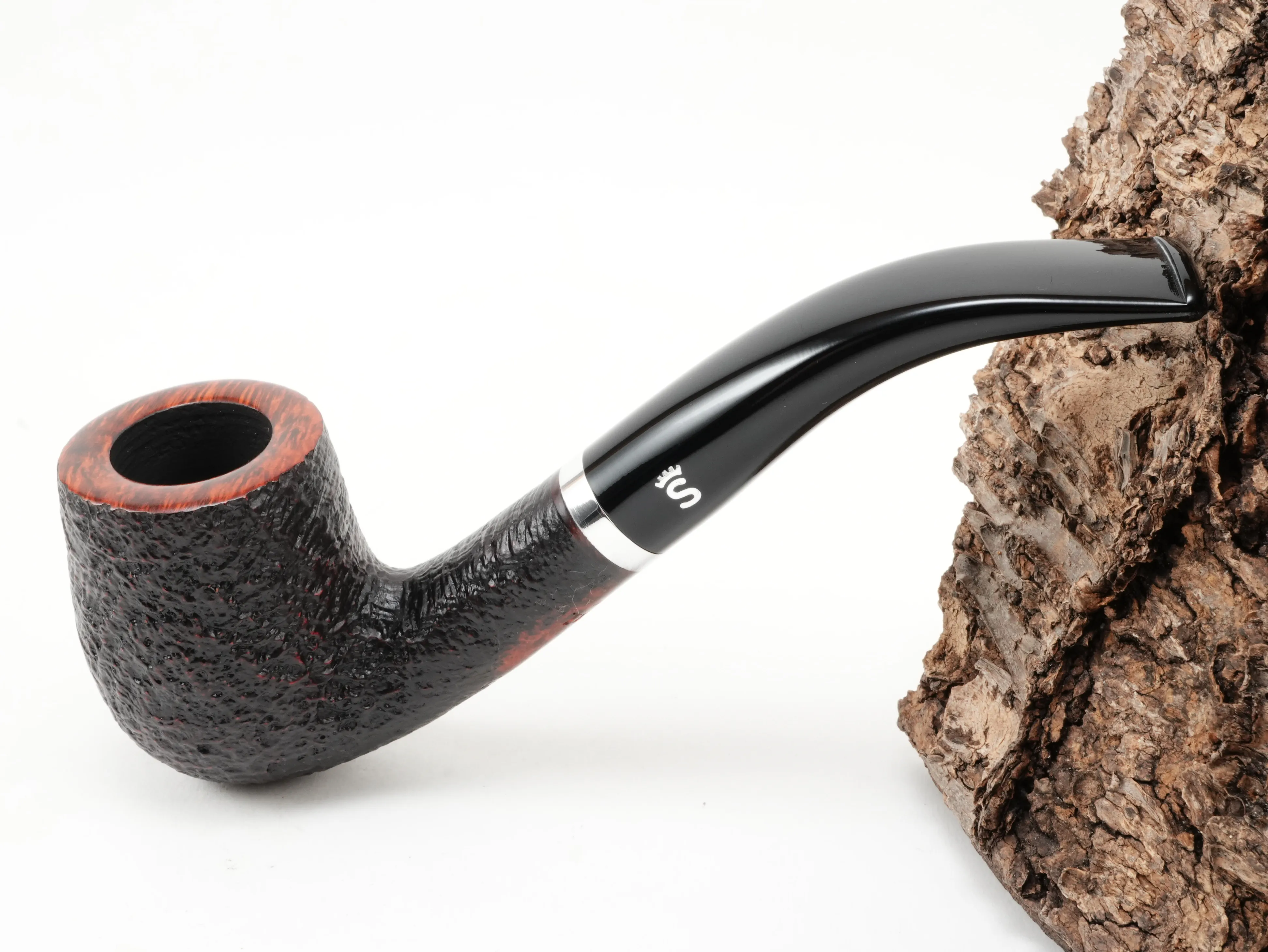 Sandgestrahlte rötlich-braune Stanwell København 246 Pfeife Bent Classic mit Aluminiumring und schwarzem Acrylmundstück – Titelbild schräg von oben