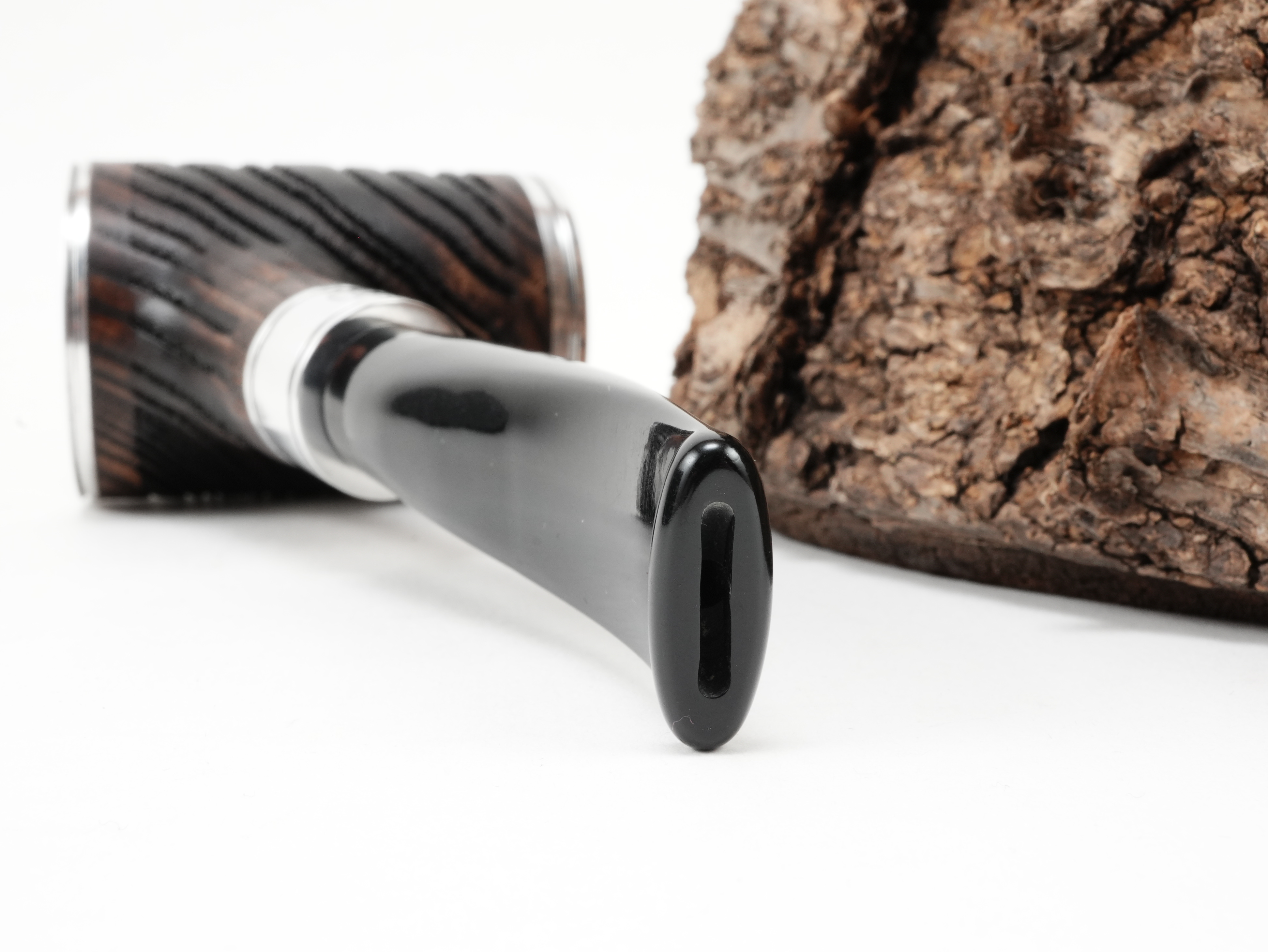 Nahaufnahme des schwarzen Acrylmundstücks der braunen Rattray's Glory Day Cap G Brown von hinten