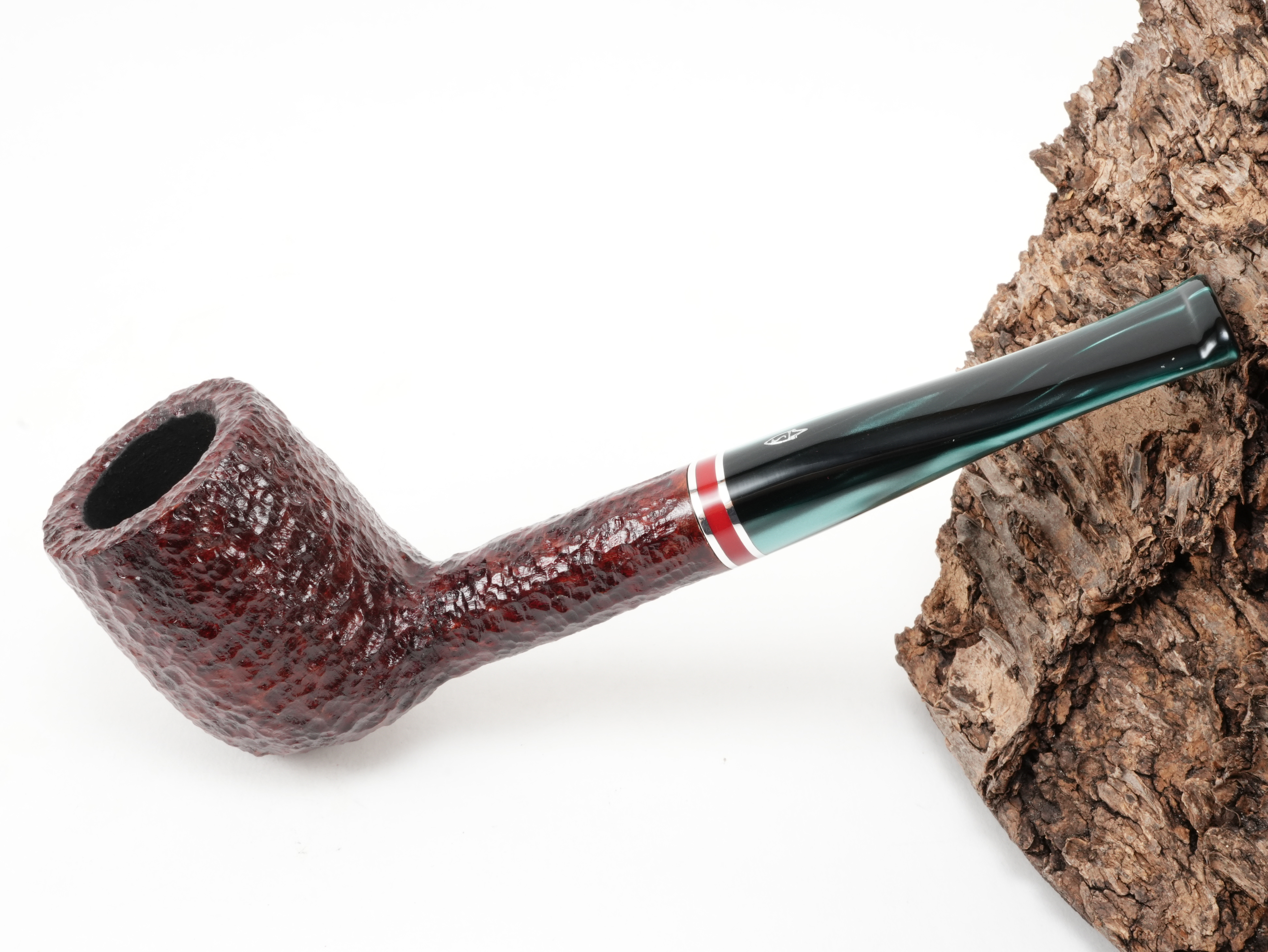 Rustizierte Savinelli Saint Nicholas 2026 Pfeife Shape 111 KS mit dunkelrotem Kopf, perlgrünem Acrylmundstück und rubinrotem Zierring – Titelbild schräg von oben