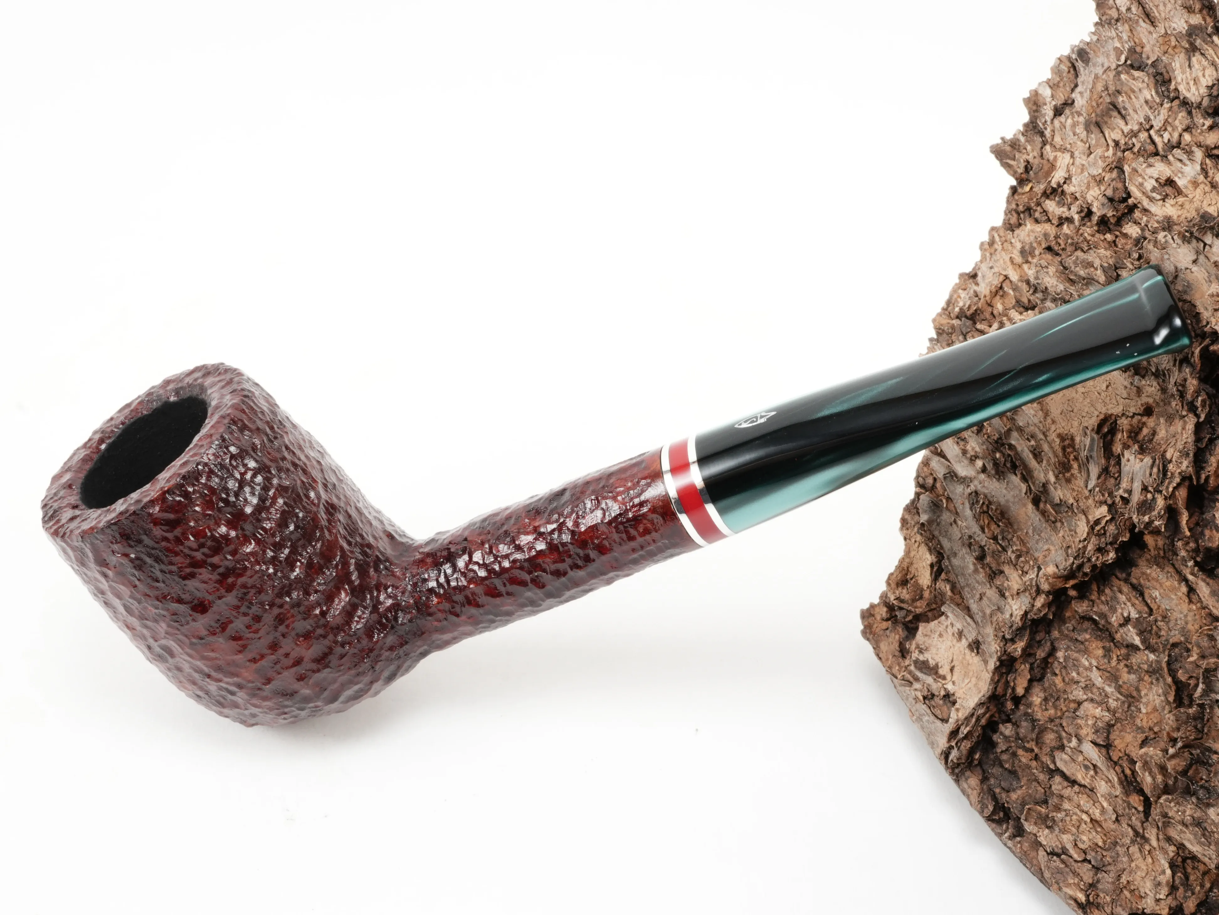 Rustizierte Savinelli Saint Nicholas 2026 Pfeife Shape 111 KS mit dunkelrotem Kopf, perlgrünem Acrylmundstück und rubinrotem Zierring – Titelbild schräg von oben