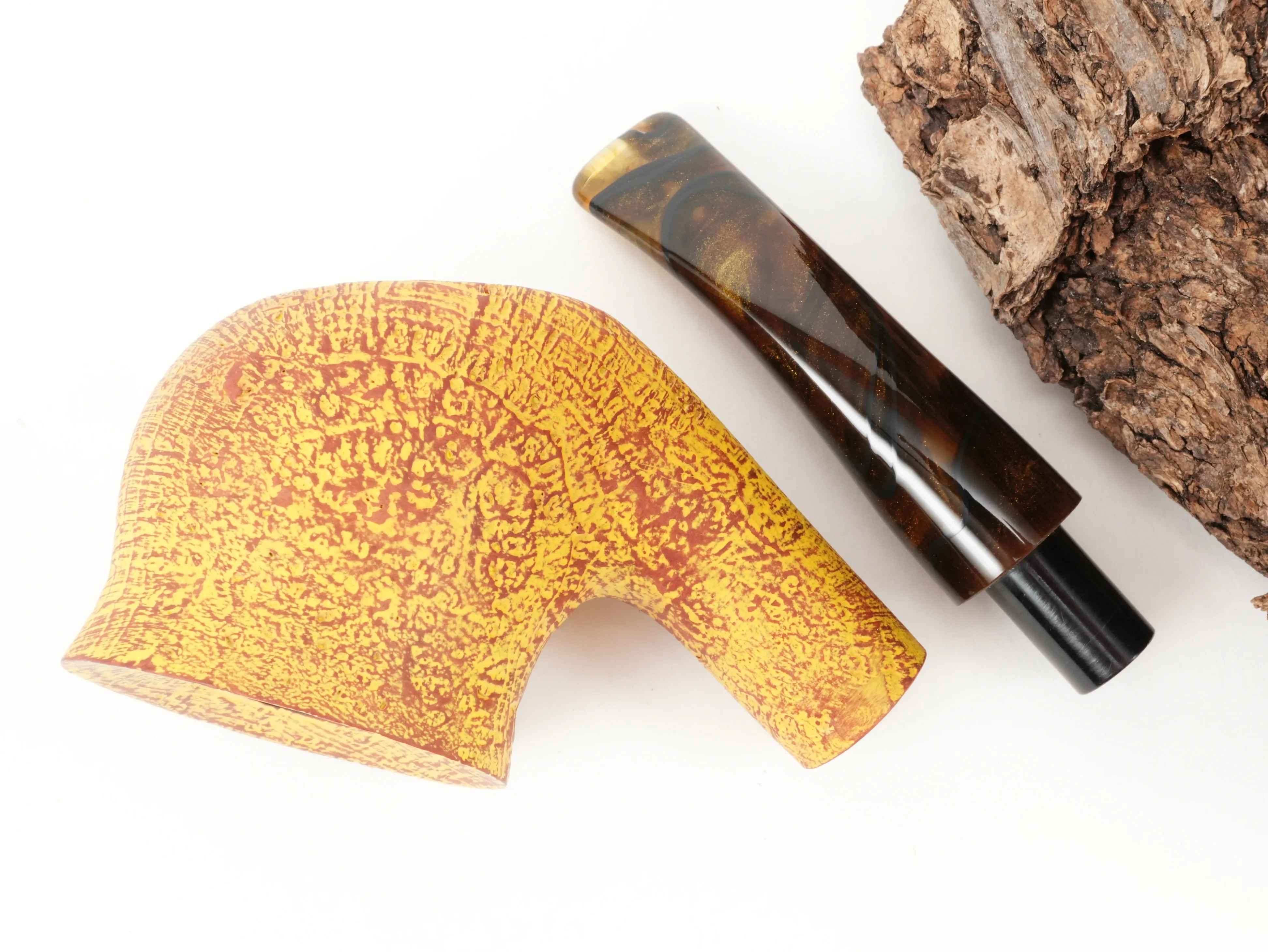 Draufsicht auf die zerlegte gelbe Vauen SAVANNA 5038 Pfeife mit getrenntem Bruyèrekopf und meliertem Acrylmundstück