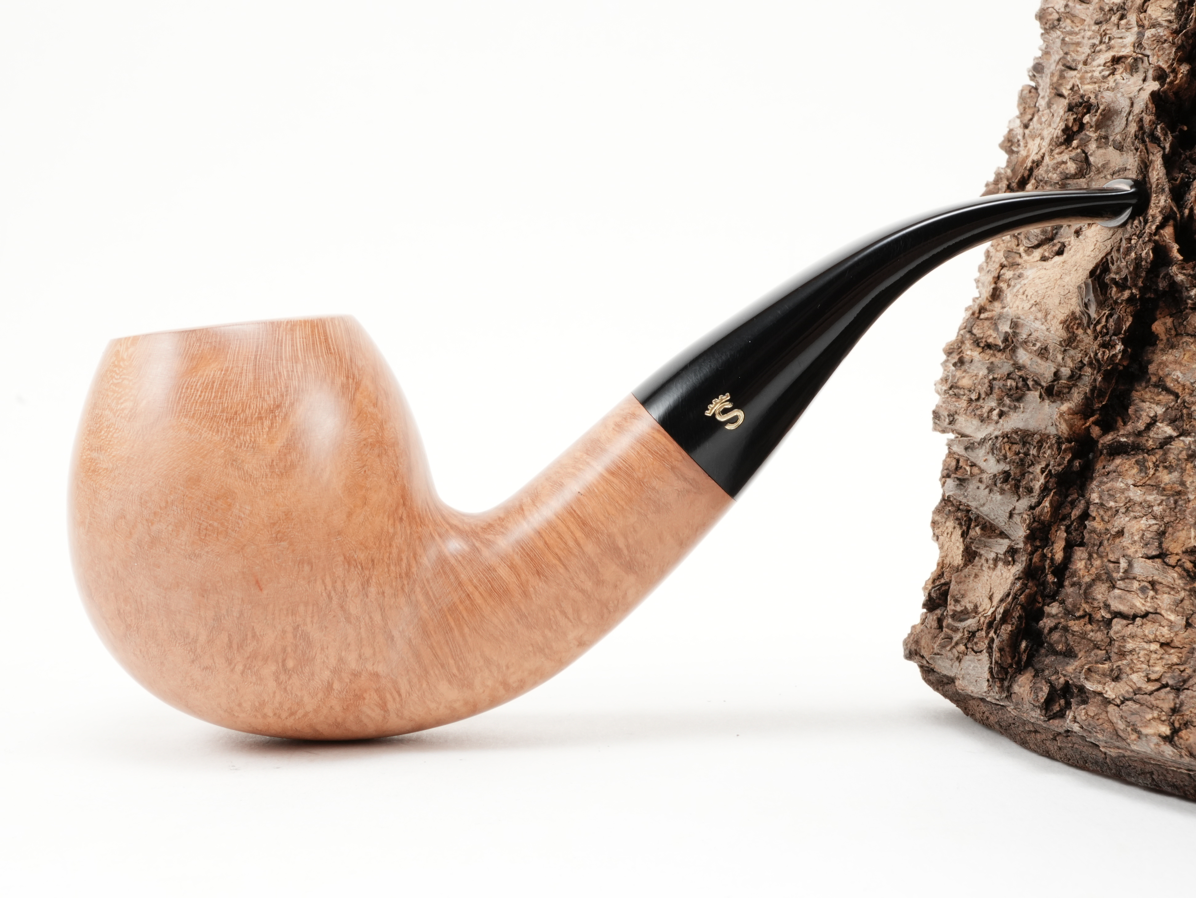 Seitenansicht der gebogenen Stanwell Authentic Natural 185 Bent-Pfeife mit Stanwell-S-Logo auf dem schwarzen Acrylmundstück