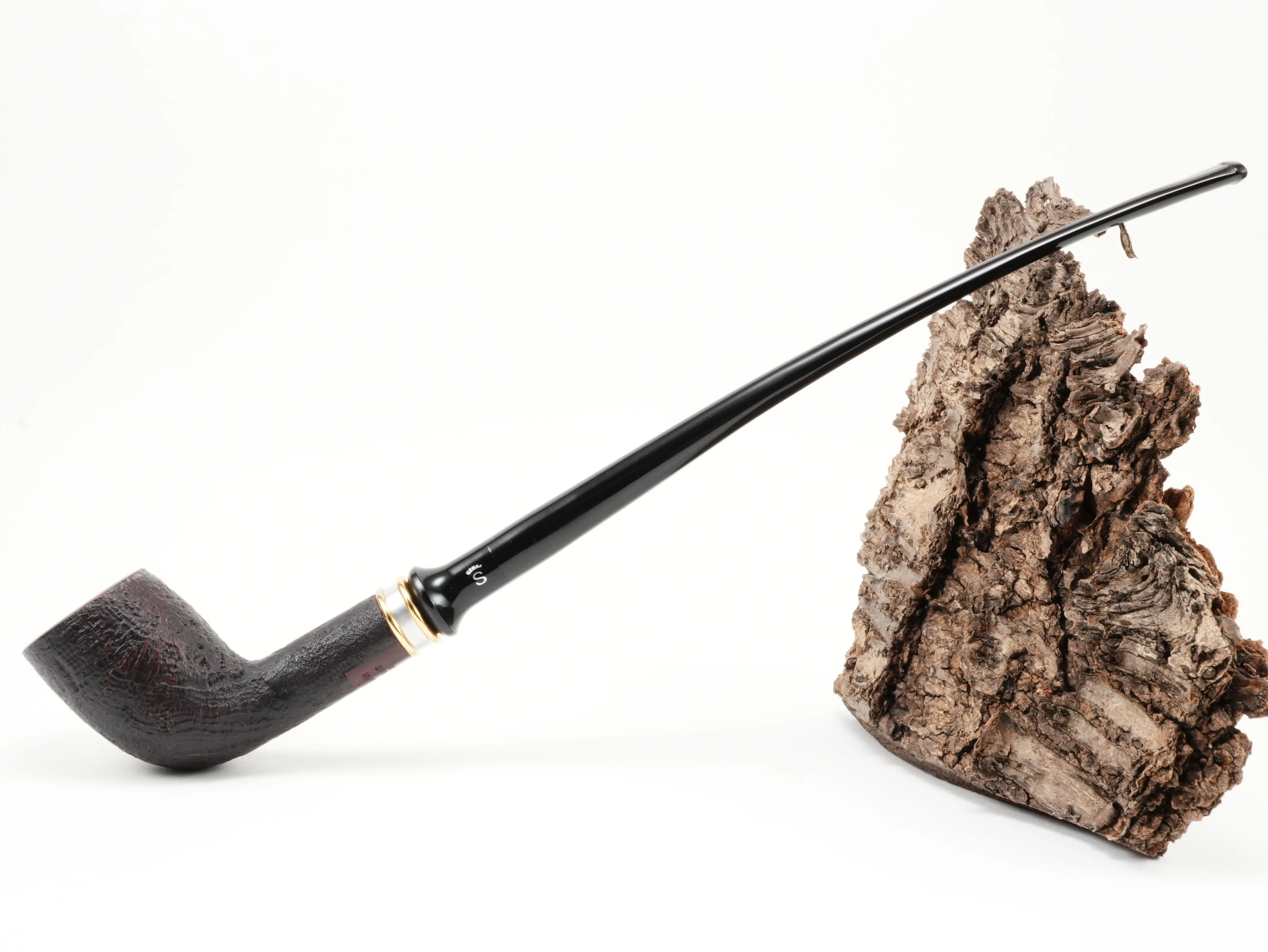 Seitenansicht der Stanwell H.C. Andersen Sandblasted 1 Lesepfeife in voller Länge im Albert-Shape mit langem geradem Ebonitmundstück