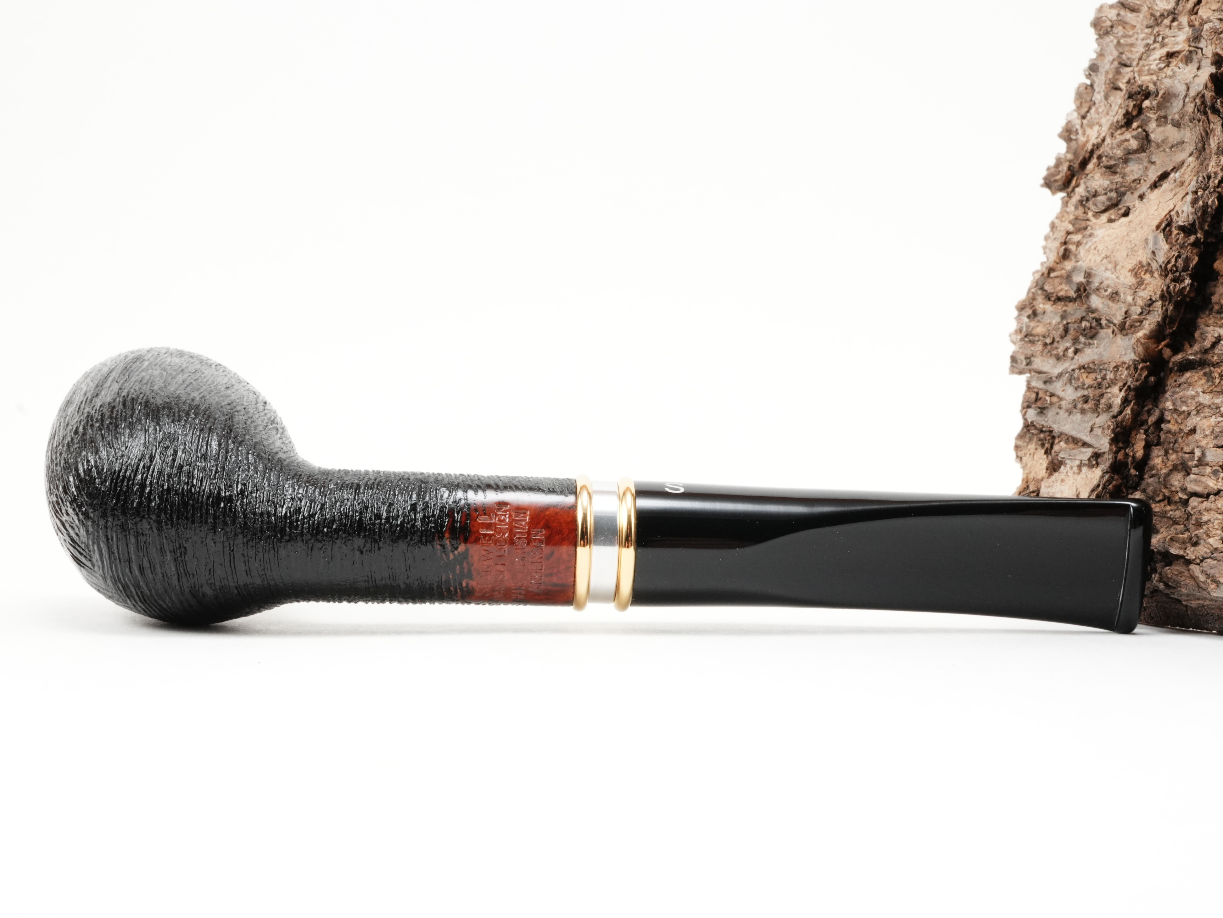 Unterseite des Pfeifenkopfs der Stanwell H.C. Andersen Brushed 1 mit rötlich-glattem Stempelfeld und eingeprägter Marke