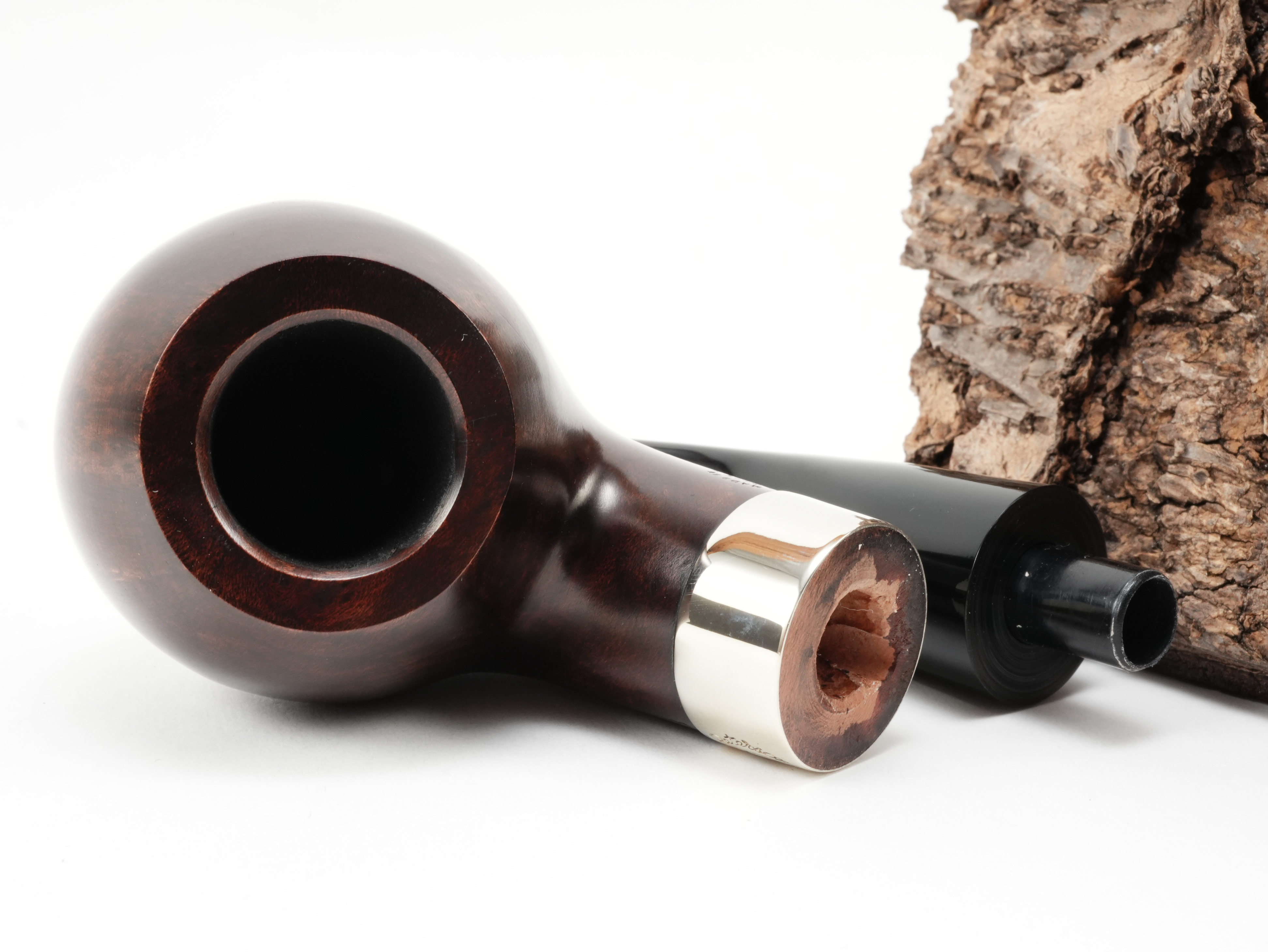 Zerlegte Peterson Aran XL02 Nickel Pfeife mit Blick auf die 9mm Filterbohrung und die Zapfenverbindung des Acrylmundstücks